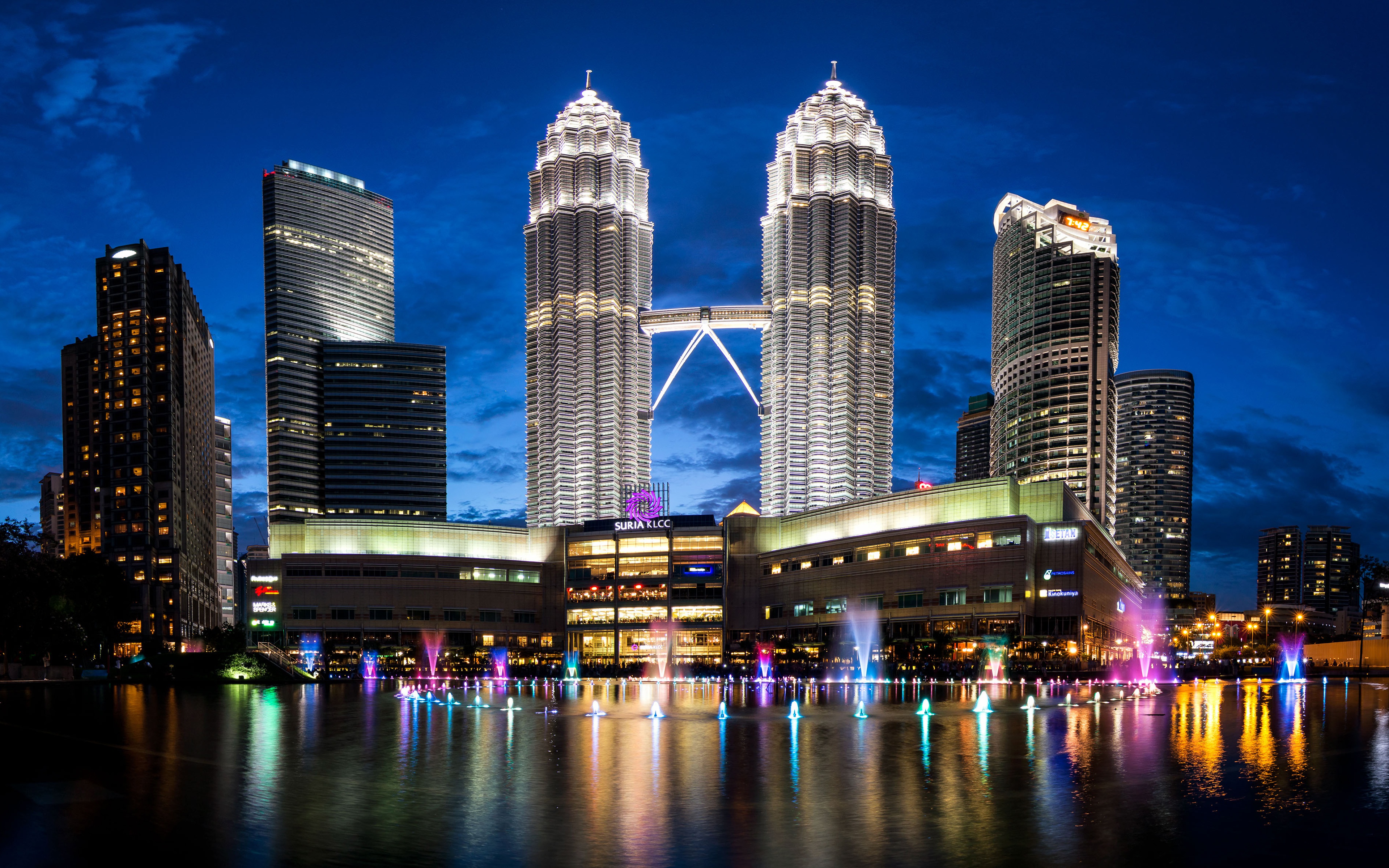 Самый красивый город страны. Башни Петронас Куала-Лумпур. Малайзия башня Петронаса. Небоскреб Петронас Куала Лумпур. Башни Петронас Малайзия ночью.