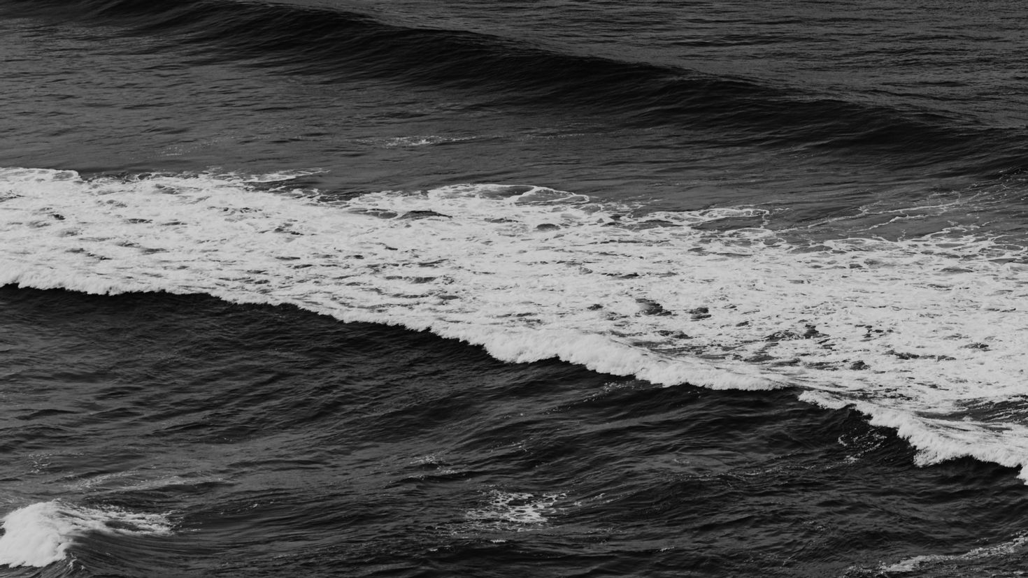 Песня черные волны черного моря. Волны чб. Черно белый океан. Черно белое море рабочий стол волны. Черные волны.