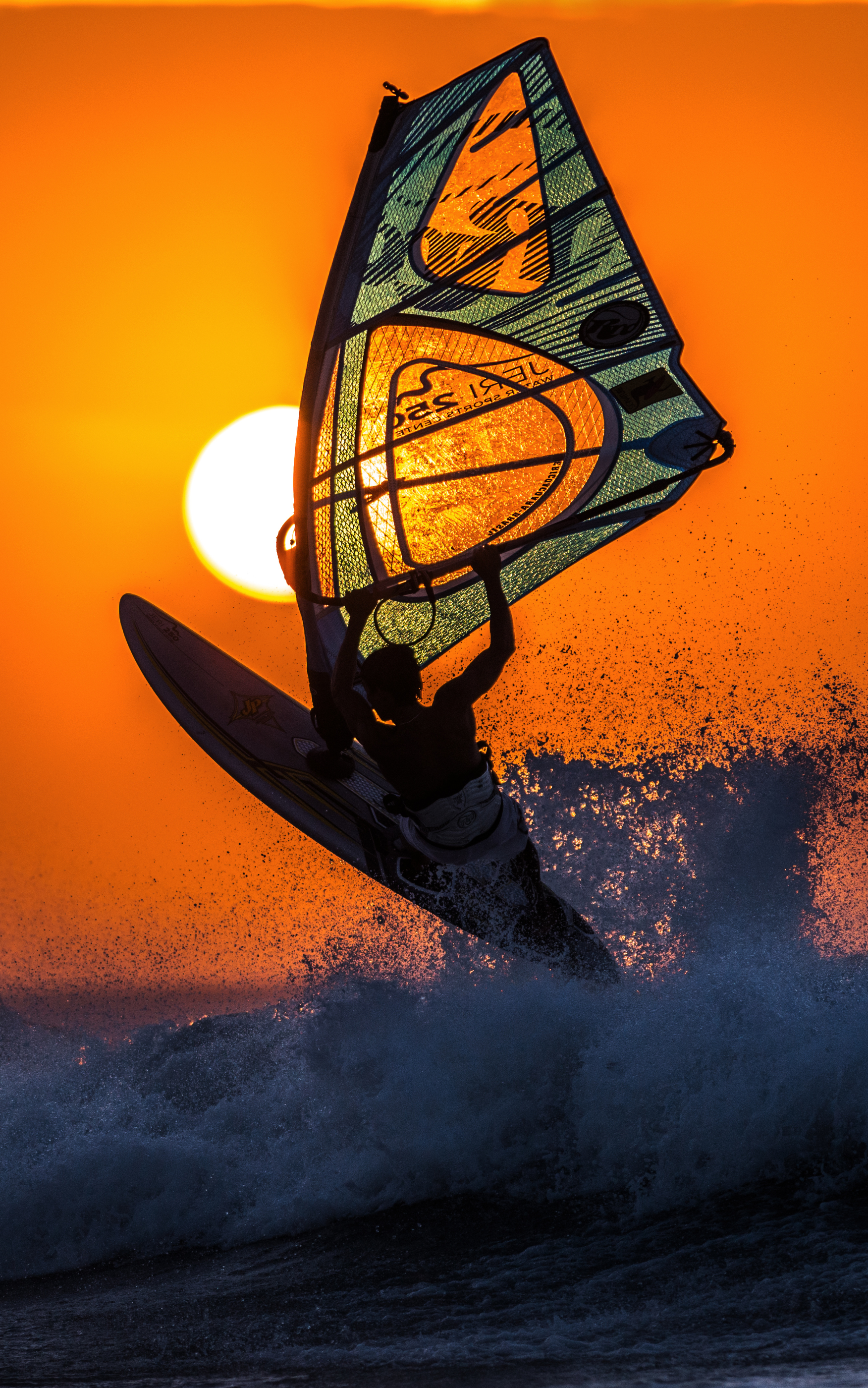1415232 Hintergrundbild herunterladen sport, windsurfen, surfen, wellenreiten, sonnenuntergang, welle - Bildschirmschoner und Bilder kostenlos