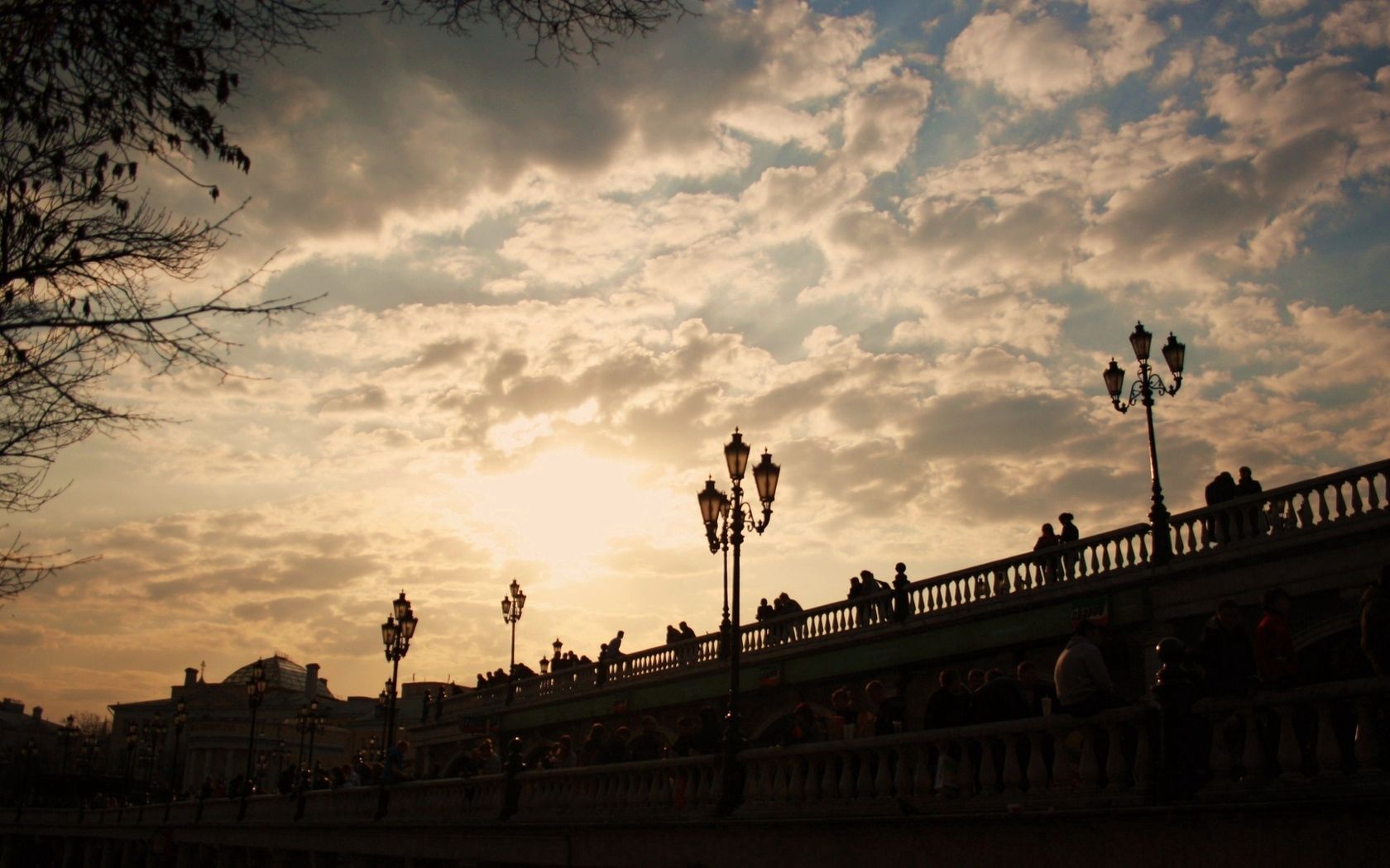 Laden Sie das Sunset, Moskau, Brücke, Städte, Lichter, Laternen-Bild kostenlos auf Ihren PC-Desktop herunter