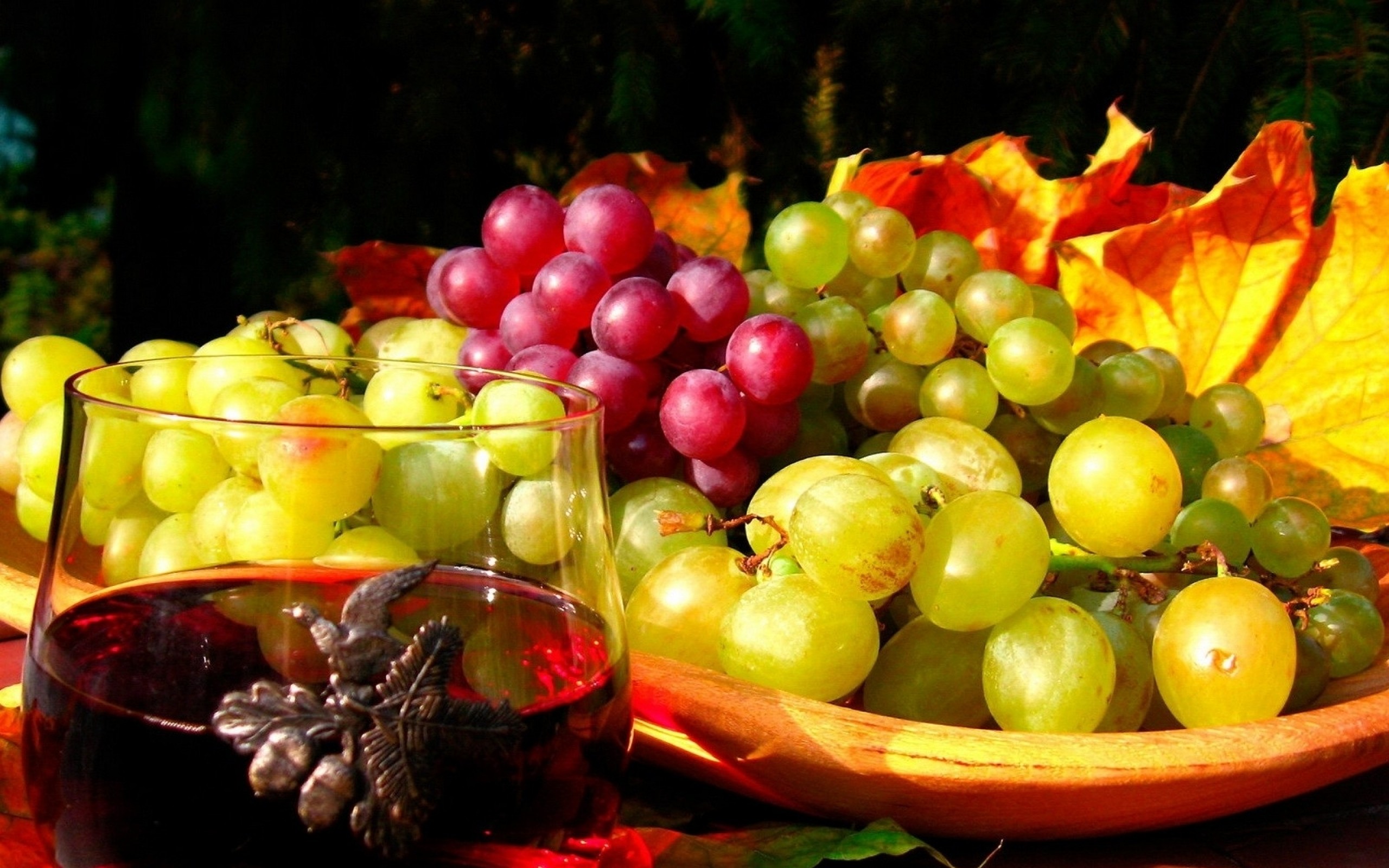Картинки осень виноград. Вино и фрукты. Красивые фрукты. Виноград на столе. Красивые осенние фрукты в вазе.