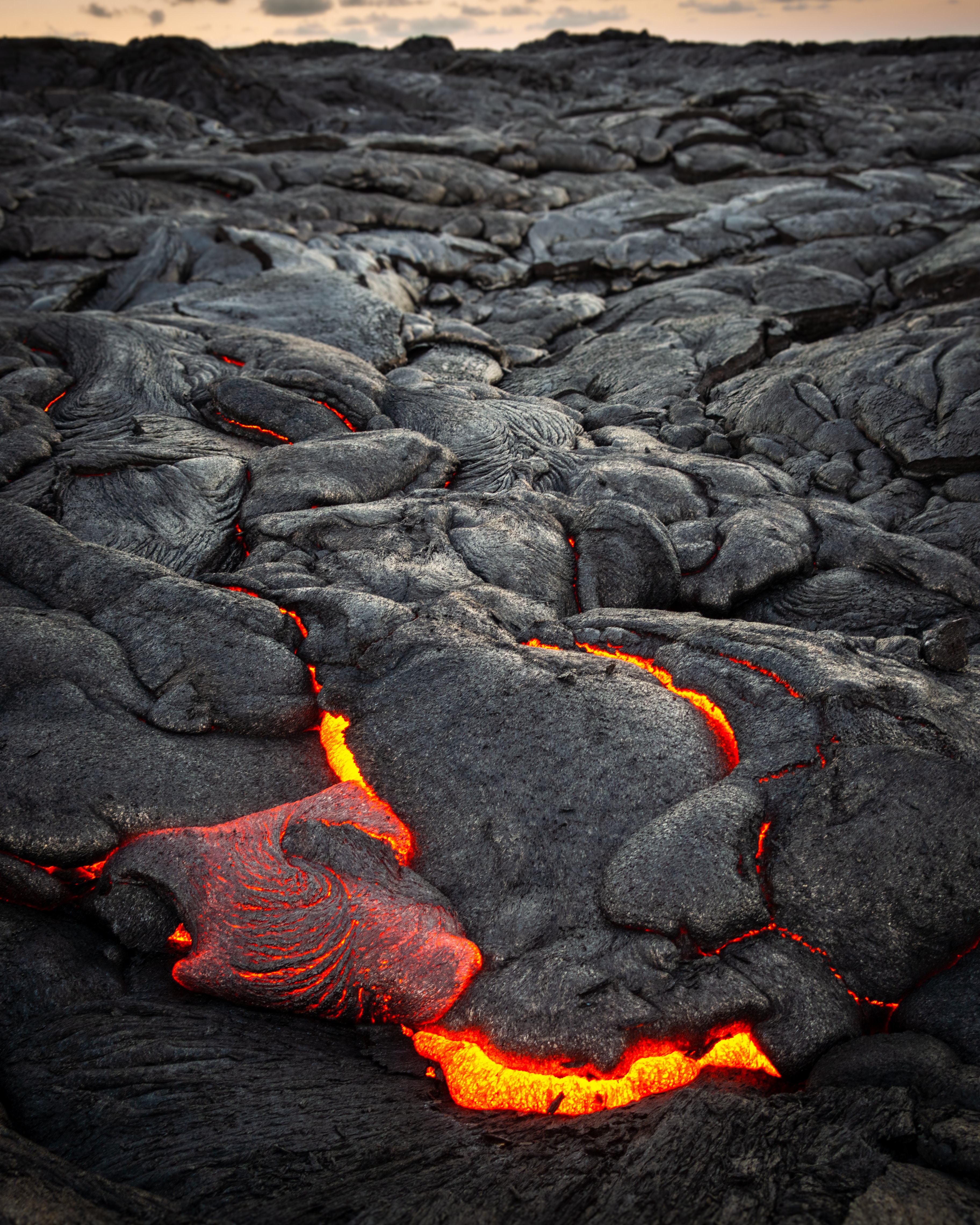 130101 Hintergrundbild herunterladen lava, oberfläche, natur, unregelmäßigkeiten, vulkan, feurig, fiery - Bildschirmschoner und Bilder kostenlos