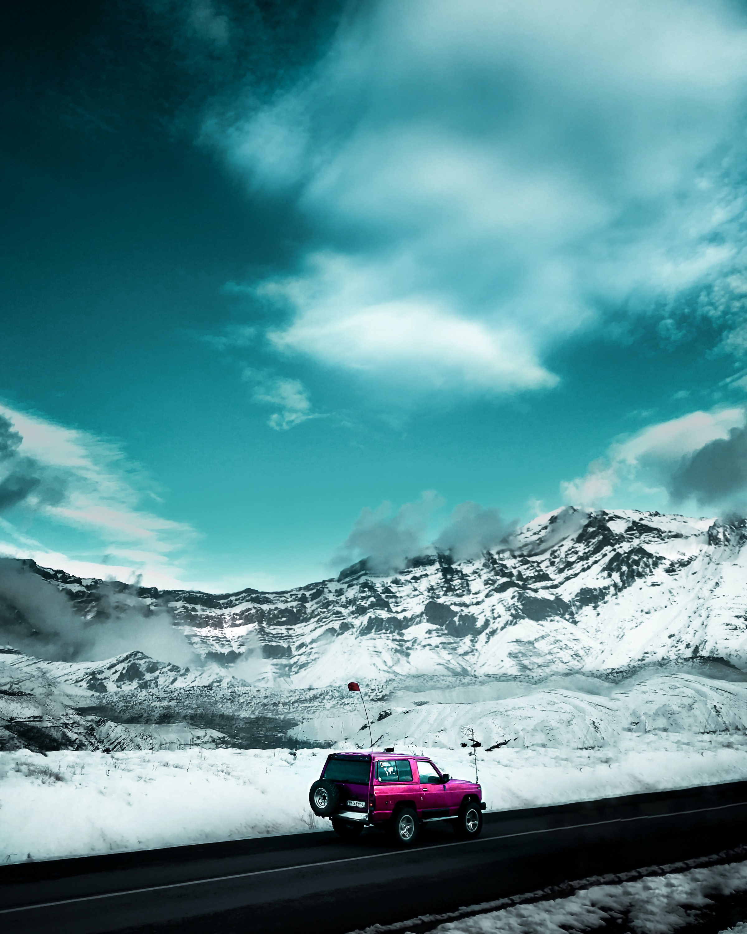 110972 Hintergrundbild herunterladen mountains, schnee, cars, straße, suv, jeep, seitenansicht - Bildschirmschoner und Bilder kostenlos