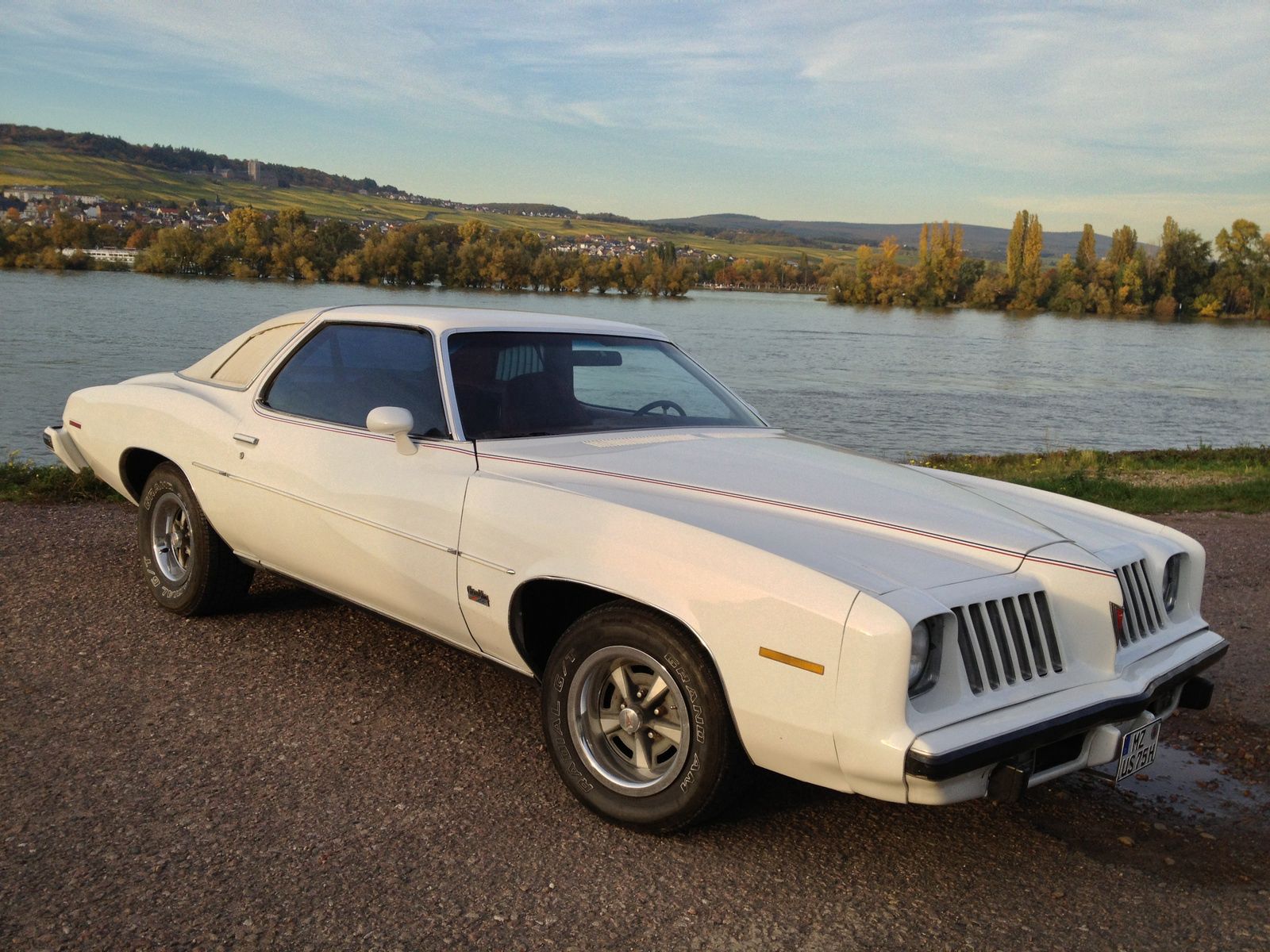 Скачать картинку 1975 Pontiac Grand Am, Pontiac Grand Ville, Тачки (Cars), Вид Сбоку, Машины в телефон бесплатно.