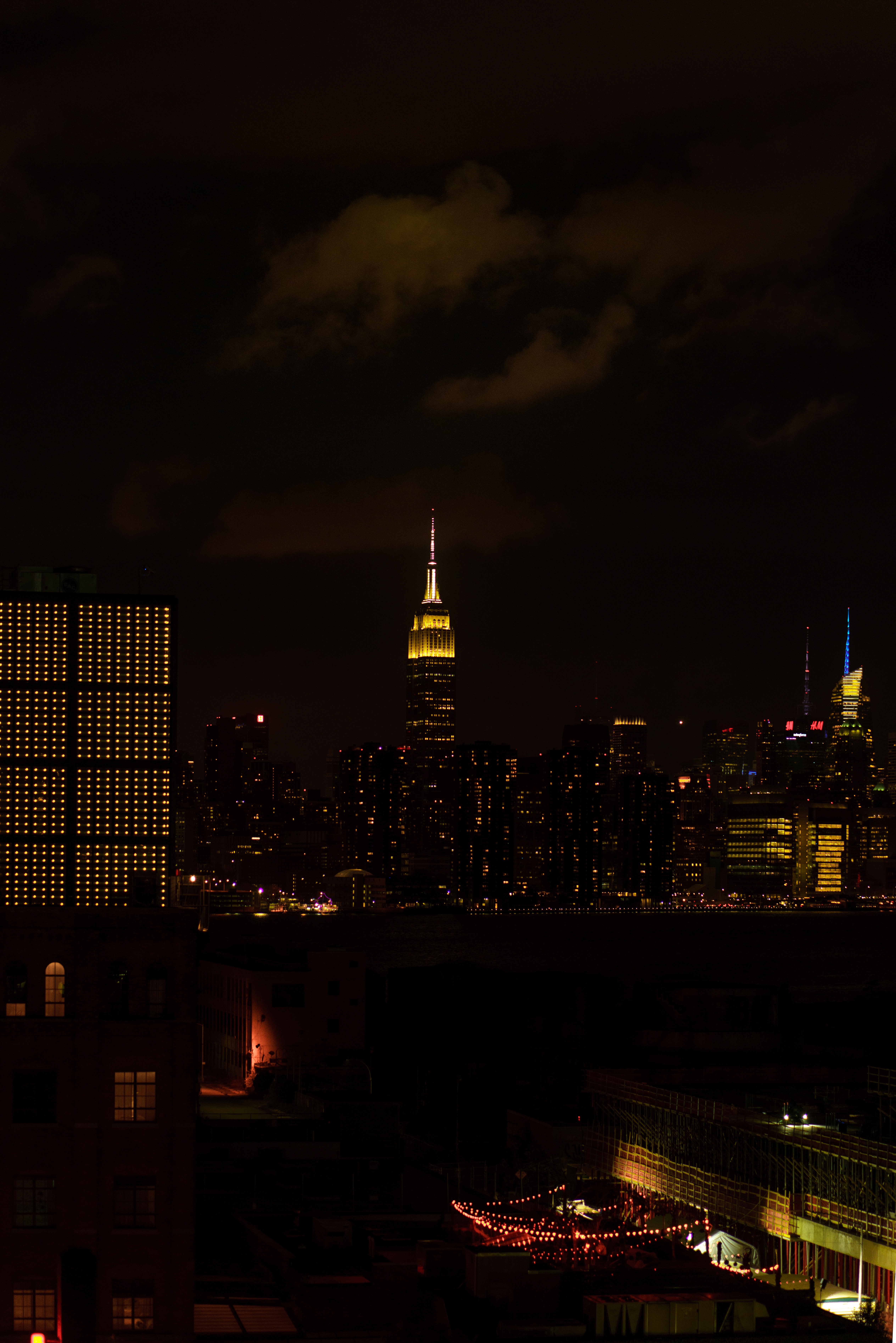 Скачать картинку Огни Города, Небоскреб, Города, Мегаполис, Ночной Город, Сша, Нью Йорк в телефон бесплатно.