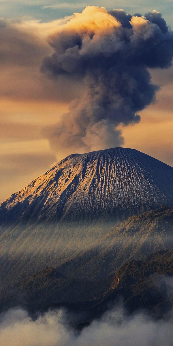 Вулкан вертикальное фото