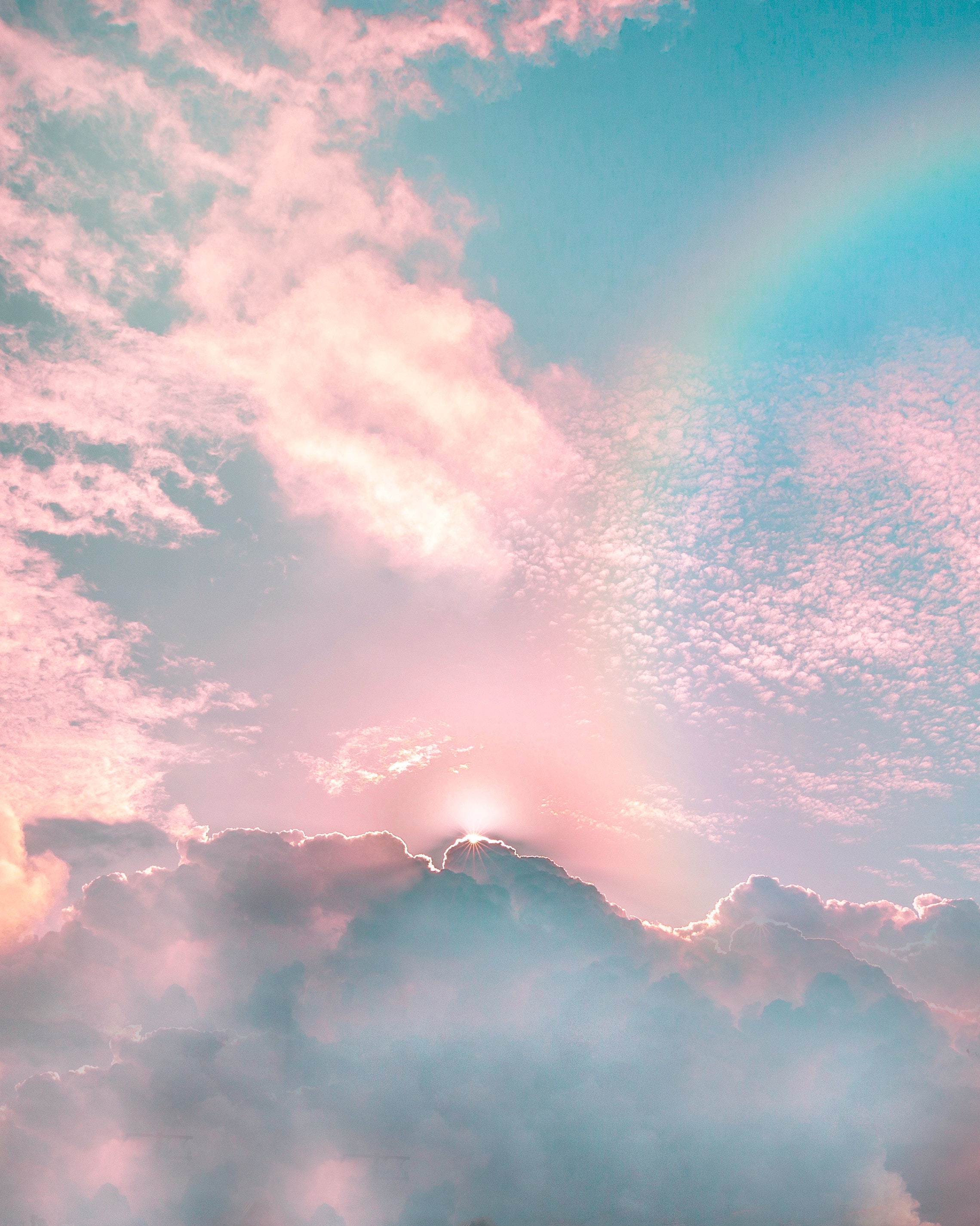 133240 Hintergrundbild herunterladen regenbogen, natur, sky, clouds, scheinen, balken, strahlen, brillanz, porös, poröse - Bildschirmschoner und Bilder kostenlos