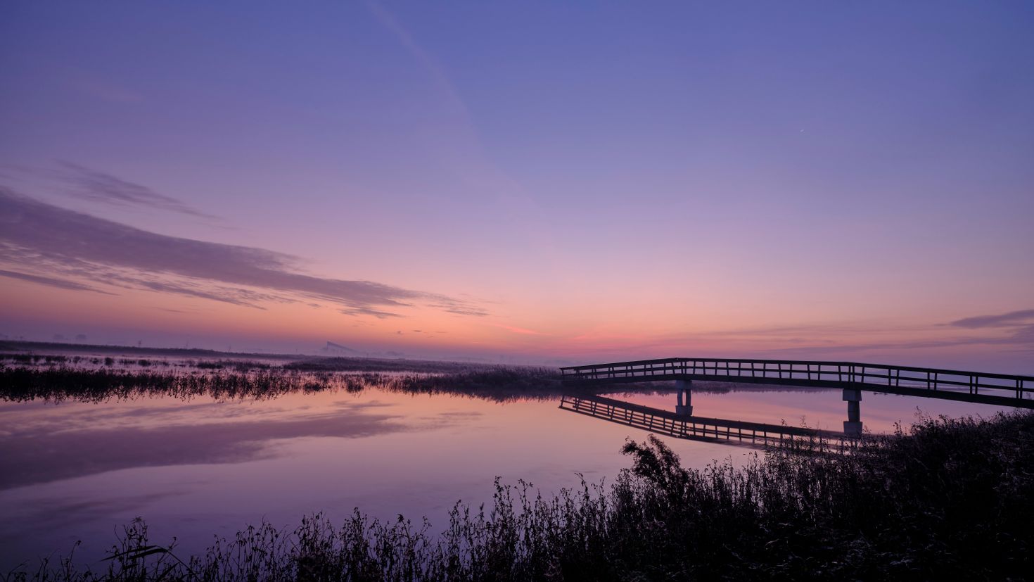Мост в озерах 2022. Вечерняя природа. Вечернее озеро. Сумерки пейзаж. Озеро Сумерки.
