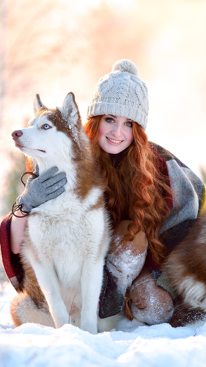 Красивая девушка с собакой