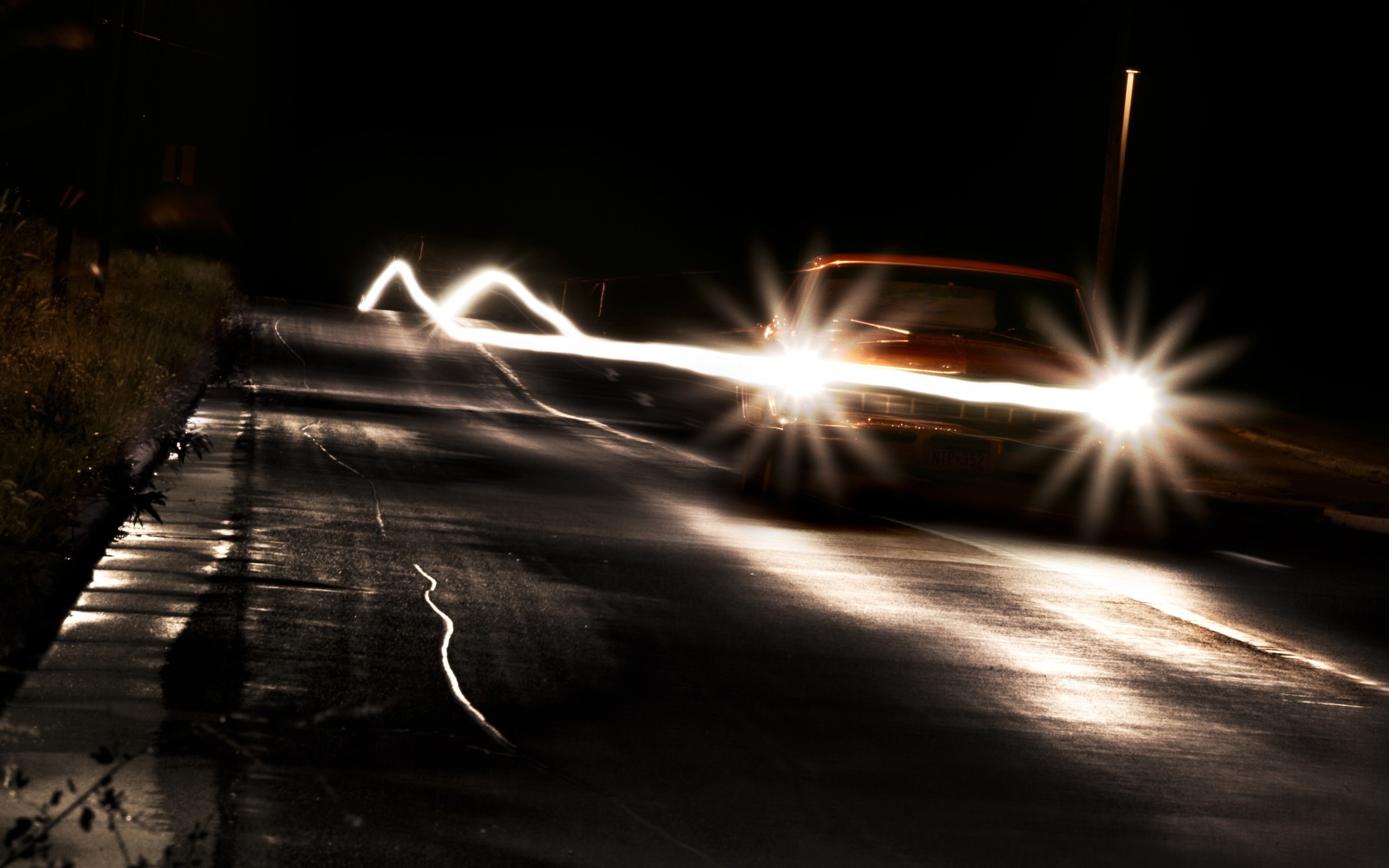 Желтый свет на дороге. Ночная дорога. Свет фар. Машина ночью на дороге. В машине Темнота на трассе.