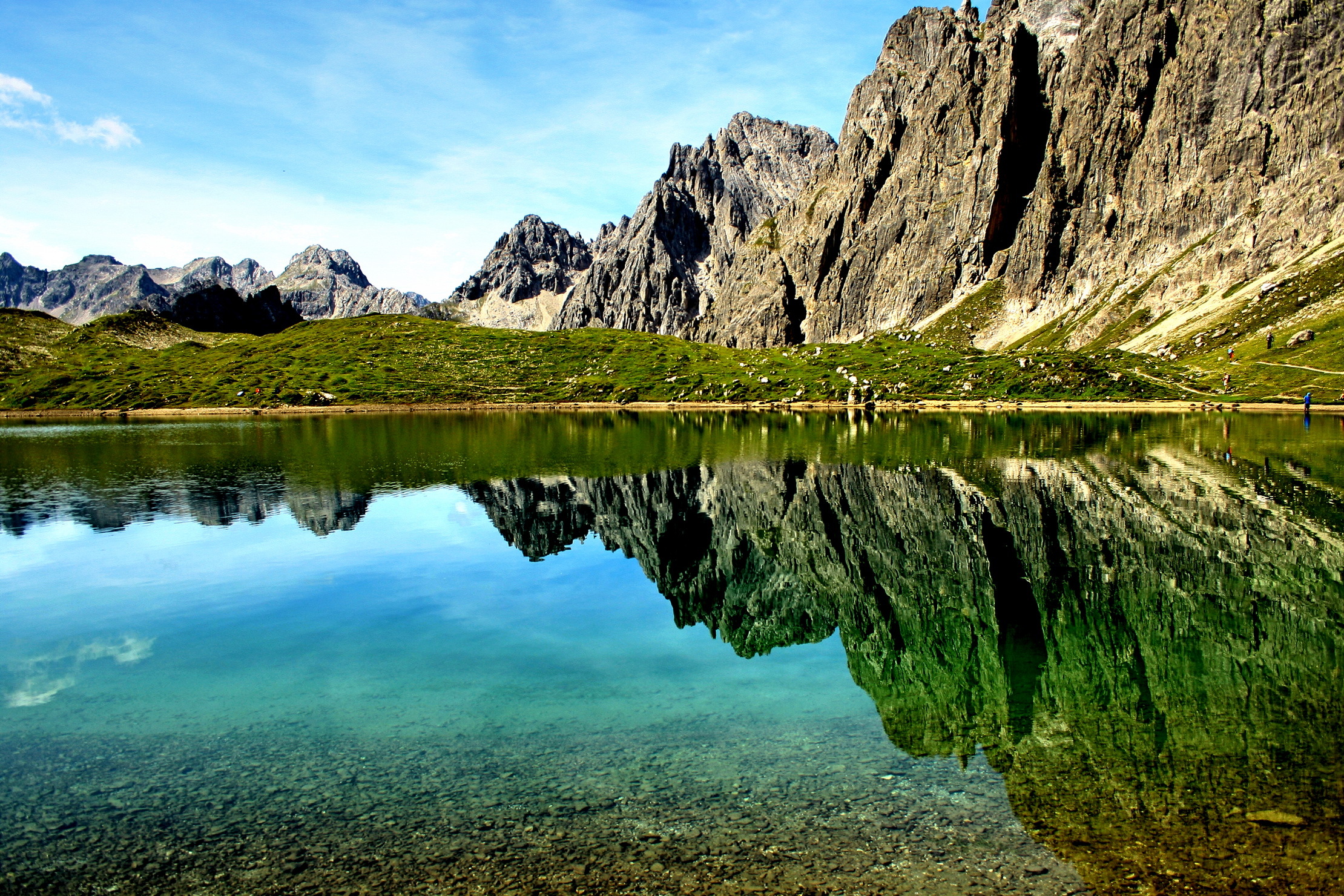 137933 скачать картинку отражение, природа, горы, скалы, озеро - обои и заставки бесплатно