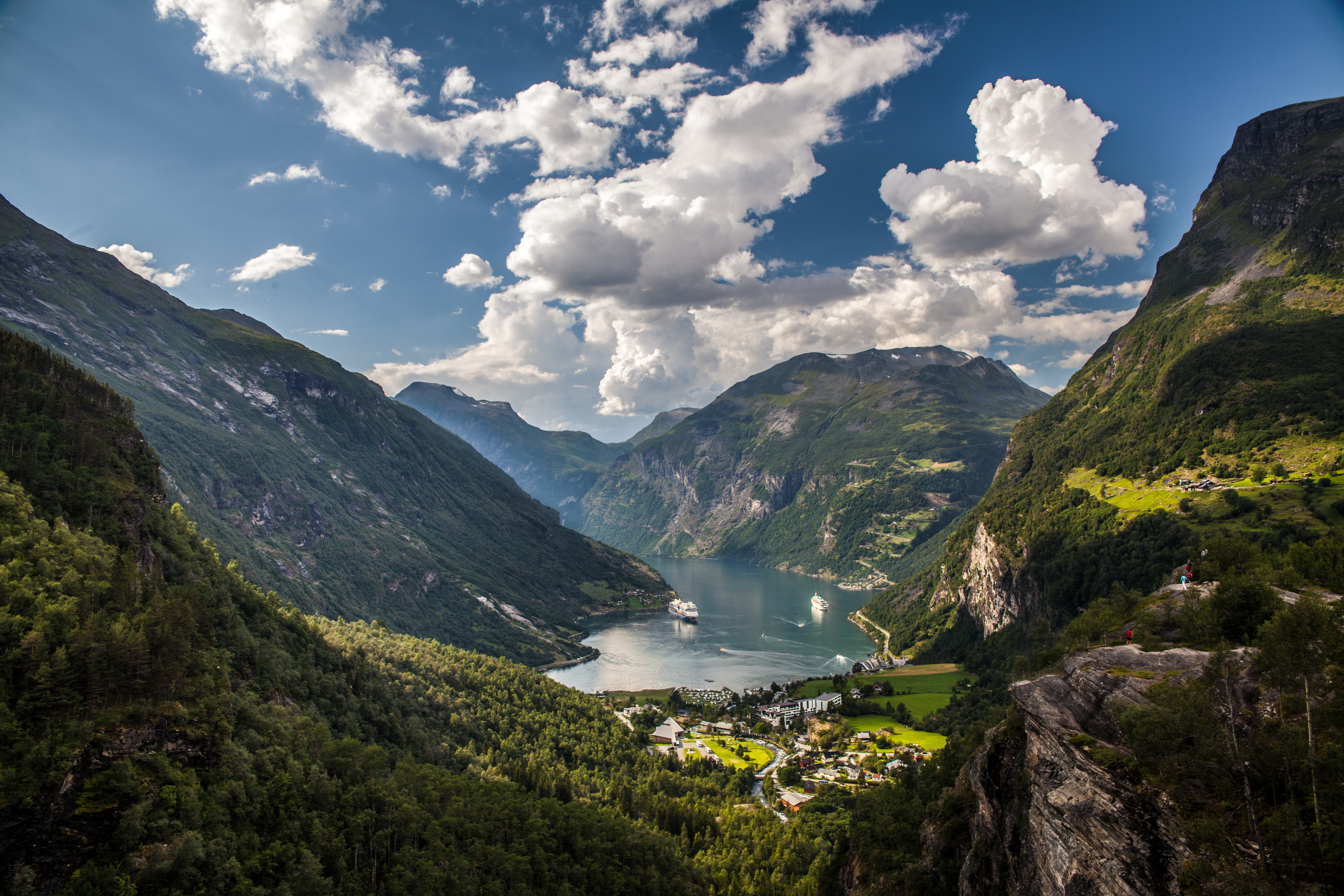 1523455 Hintergrundbild herunterladen norwegen, geiranger, erde/natur, geirangerfjord, wolke, kreuzfahrtschiff, fjord, gebirge, skandinavien - Bildschirmschoner und Bilder kostenlos