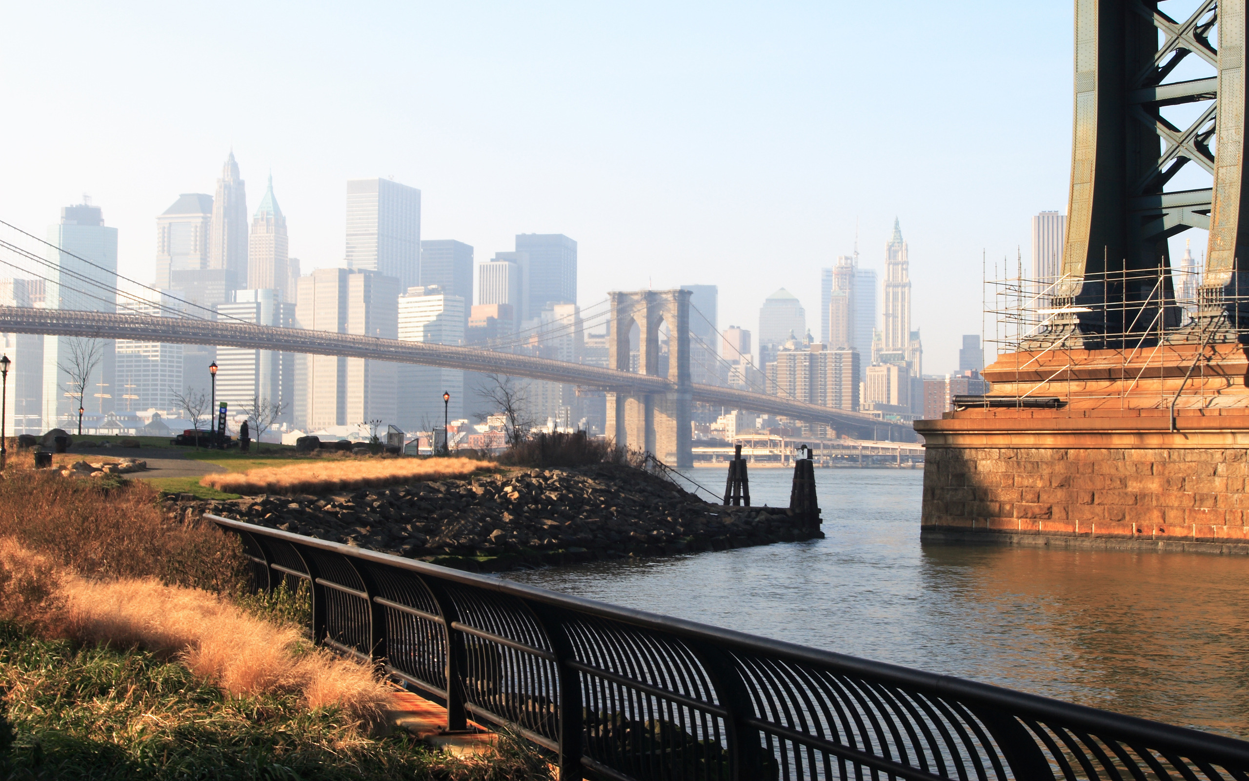Вид с Бруклинского моста в Нью-Йорке