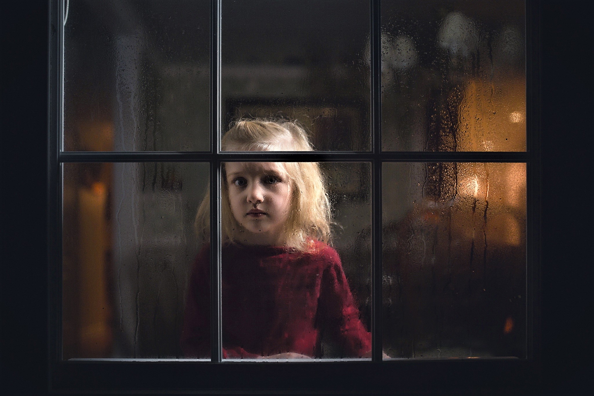 Девочка смотрит в окно