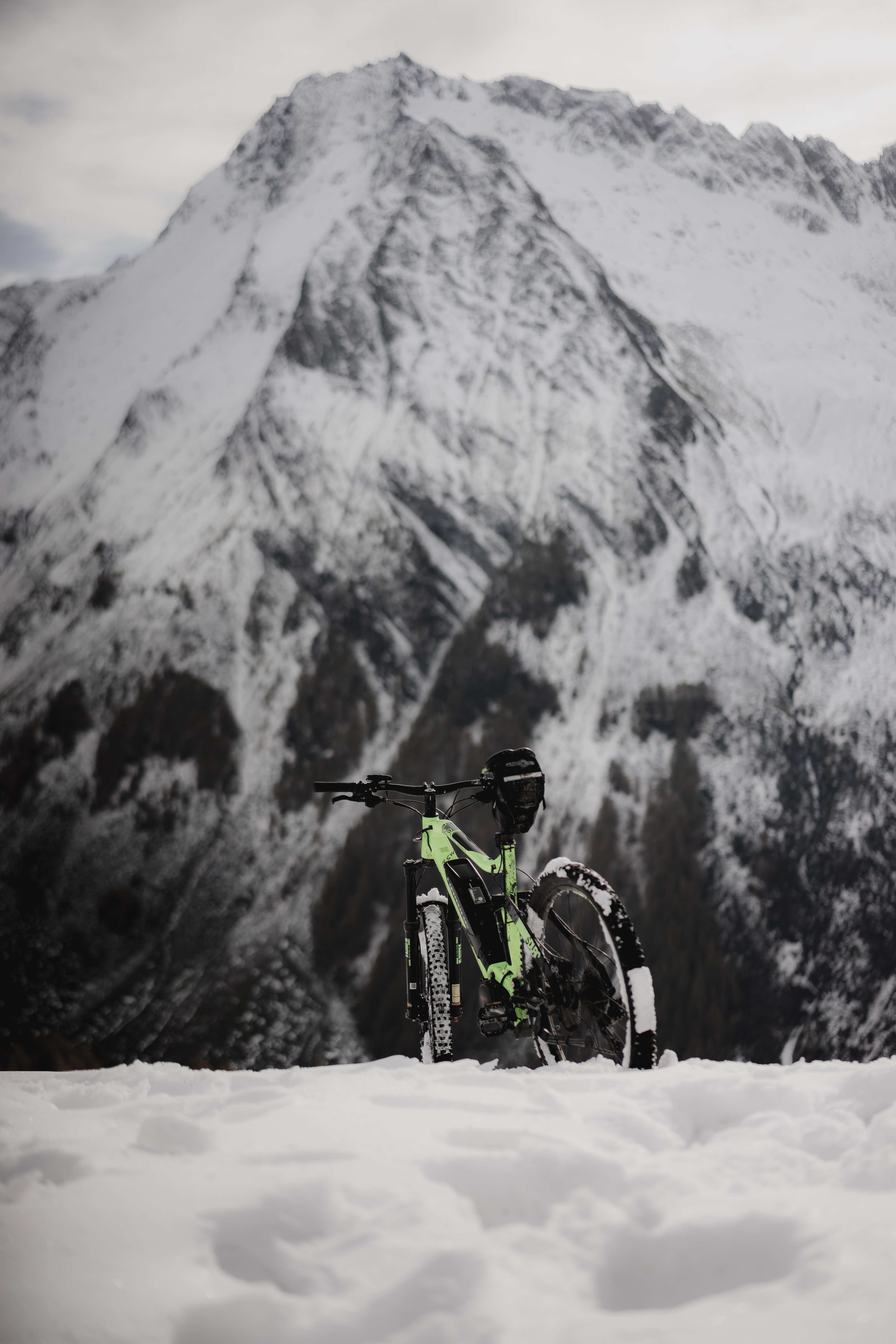 Laden Sie das Mountains, Sonstige, Natur, Verschiedenes, Fahrrad, Schnee-Bild kostenlos auf Ihren PC-Desktop herunter