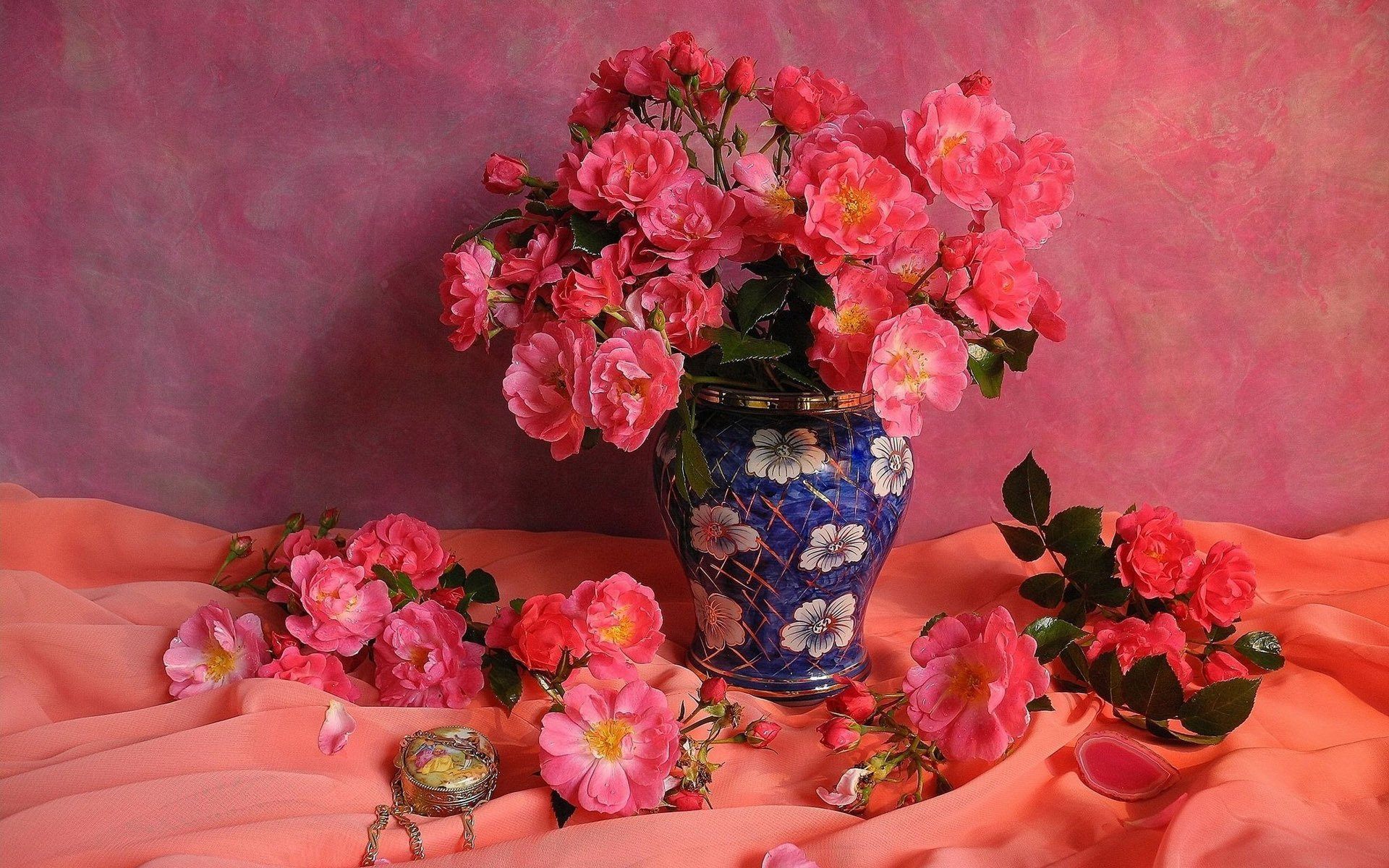 Натюрморт с цветами в розовых тонах