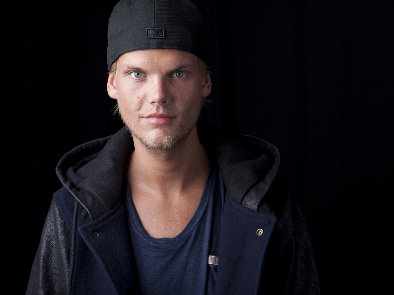 Avicii logo, triangle, dark, minimalism HD wallpaper | Wallpaper Flare