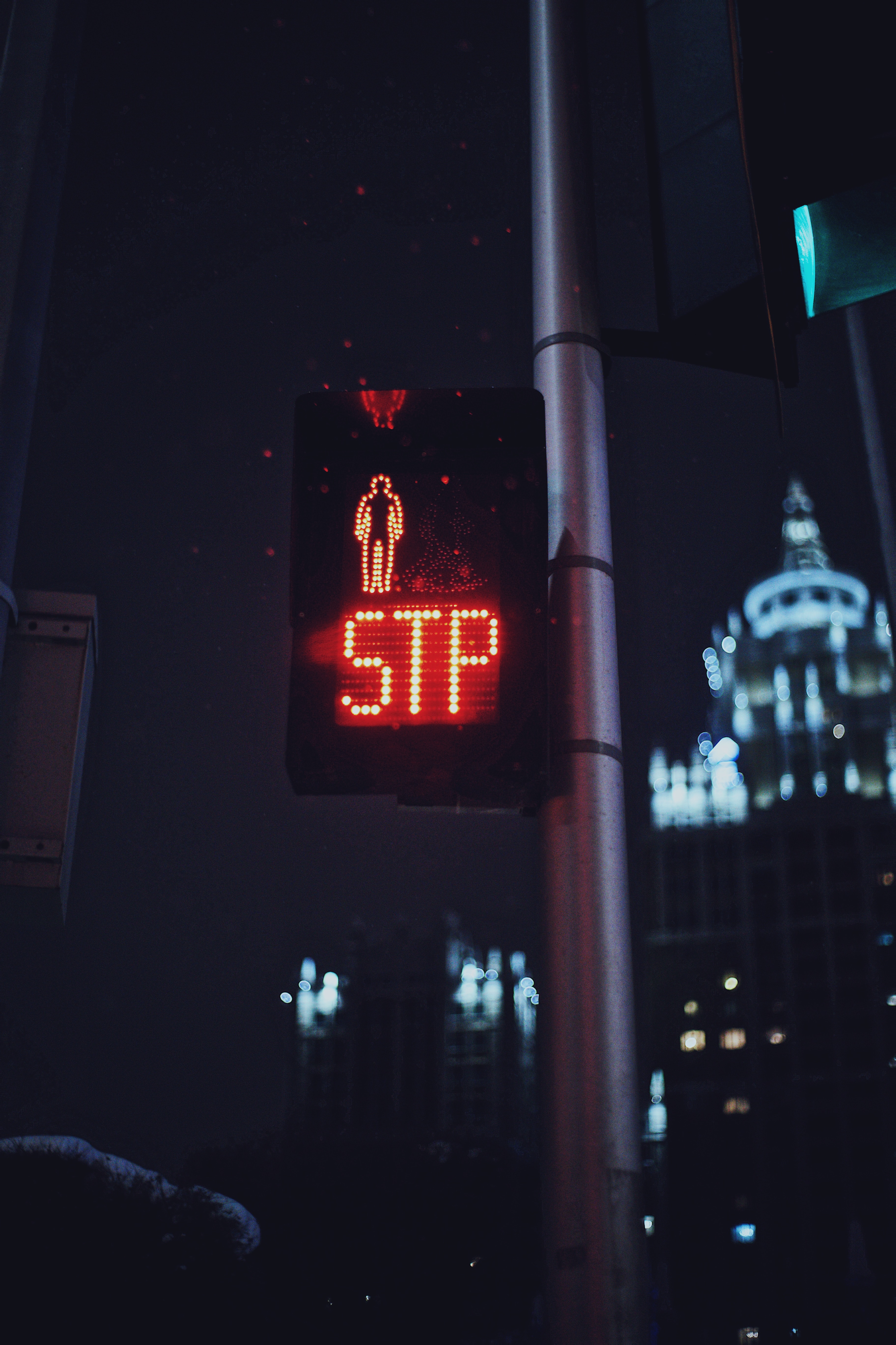 symbol, miscellaneous, night, red, city, miscellanea, traffic light mobile wallpaper