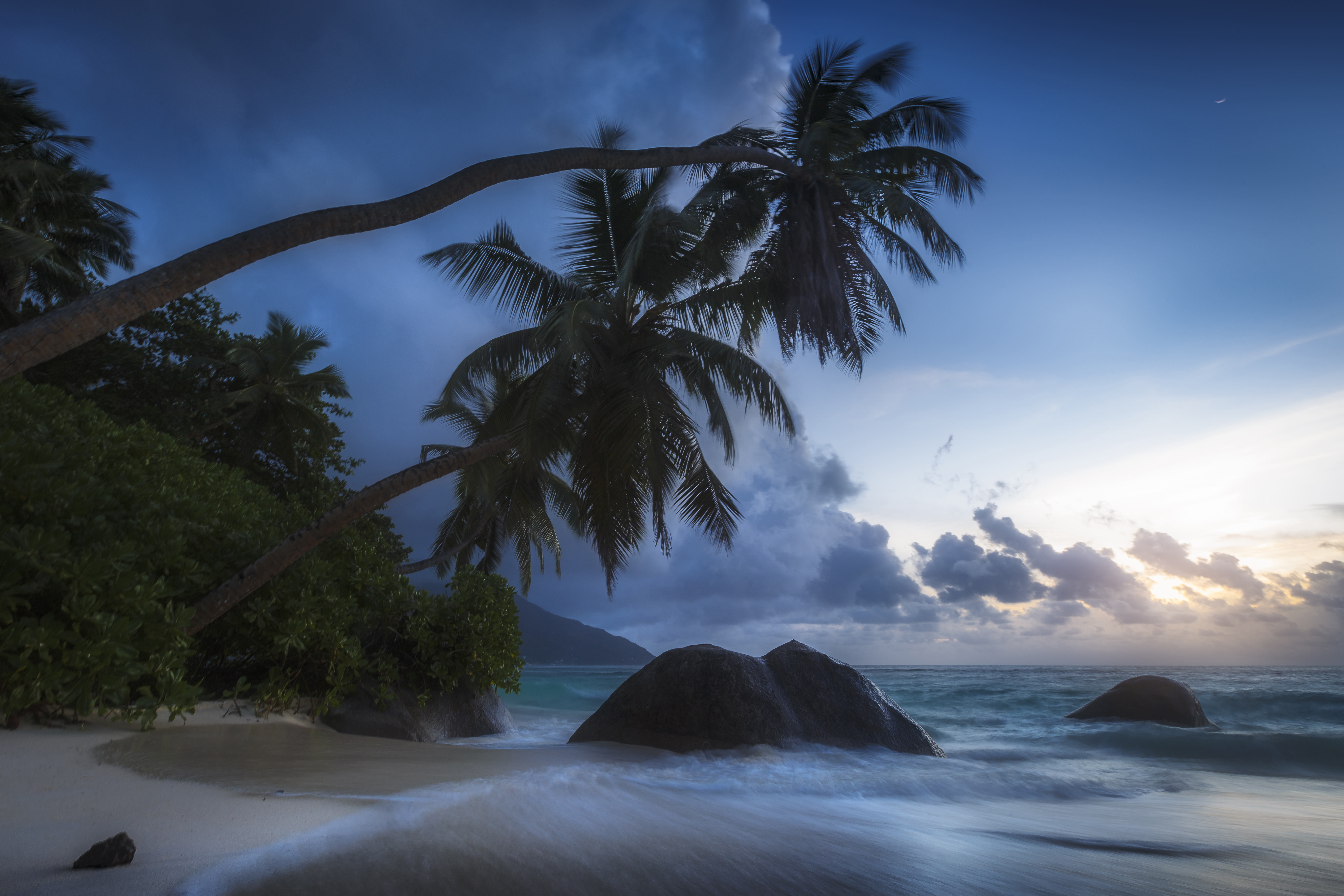 1527082 Bild herunterladen erde/natur, strand, wolke, horizont, ozean, palme, meer, seychellen - Hintergrundbilder und Bildschirmschoner kostenlos