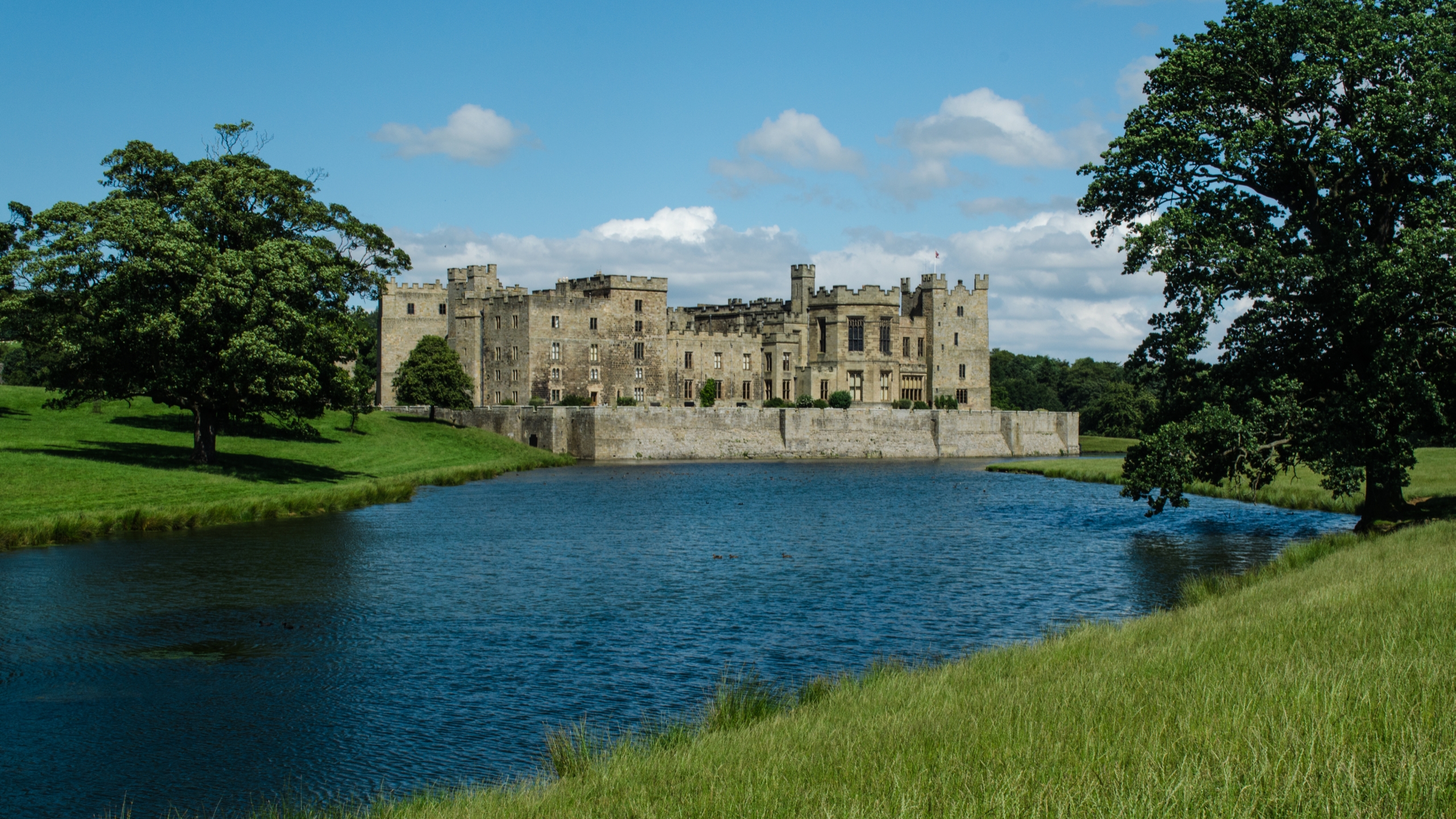 Castle под. Raby Castle Англия. Замок Рэби (Raby Castle). Обои замок. Обои на рабочий стол замок.