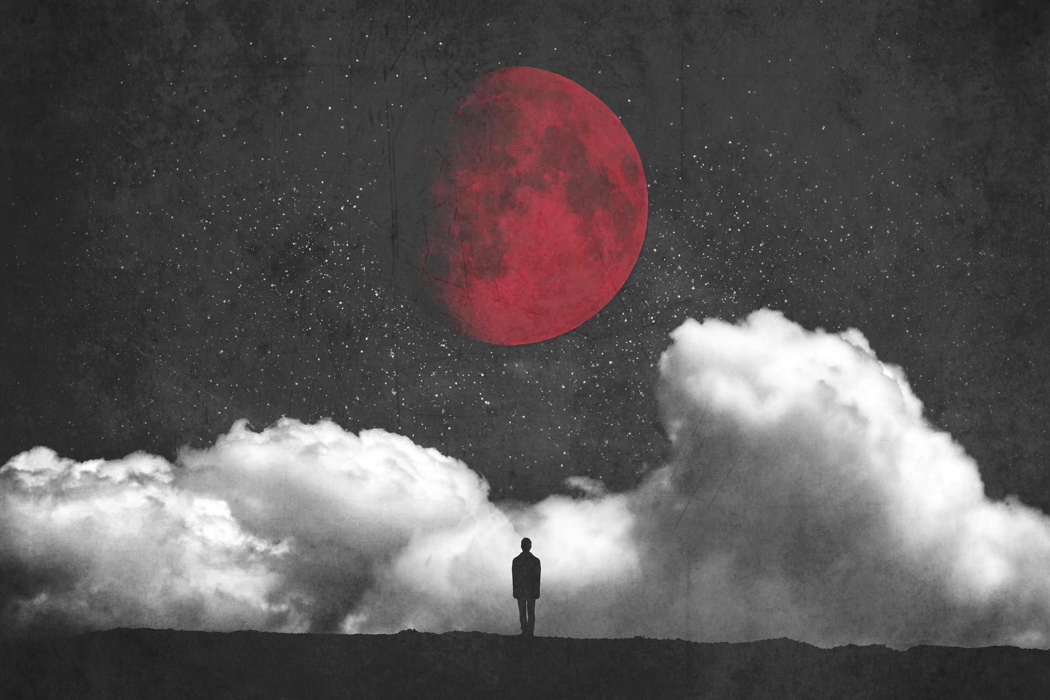 Красная Луна в облаках