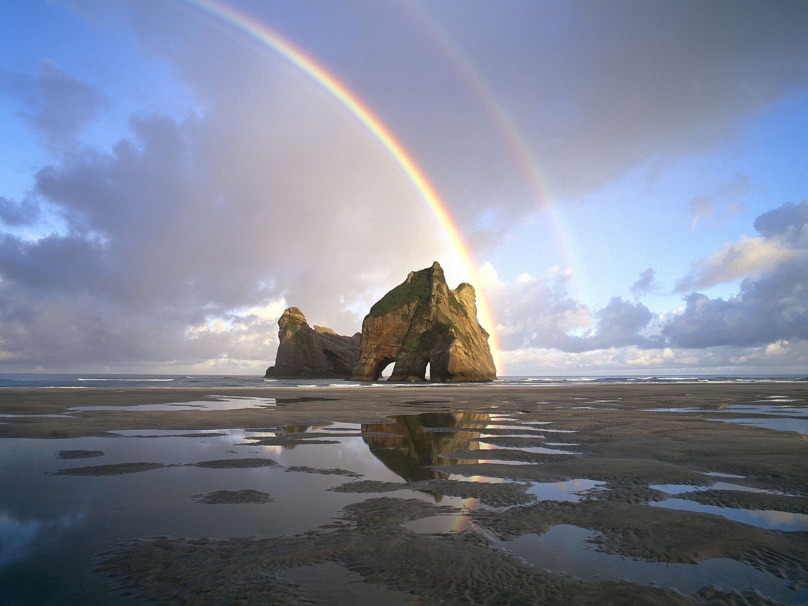 56223 Hintergrundbild herunterladen regenbogen, natur, wasser, sand, felsen, die steine, neuseeland, pfützen - Bildschirmschoner und Bilder kostenlos