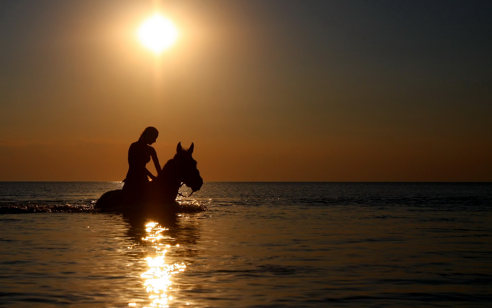 Девушка на лошади на берегу моря