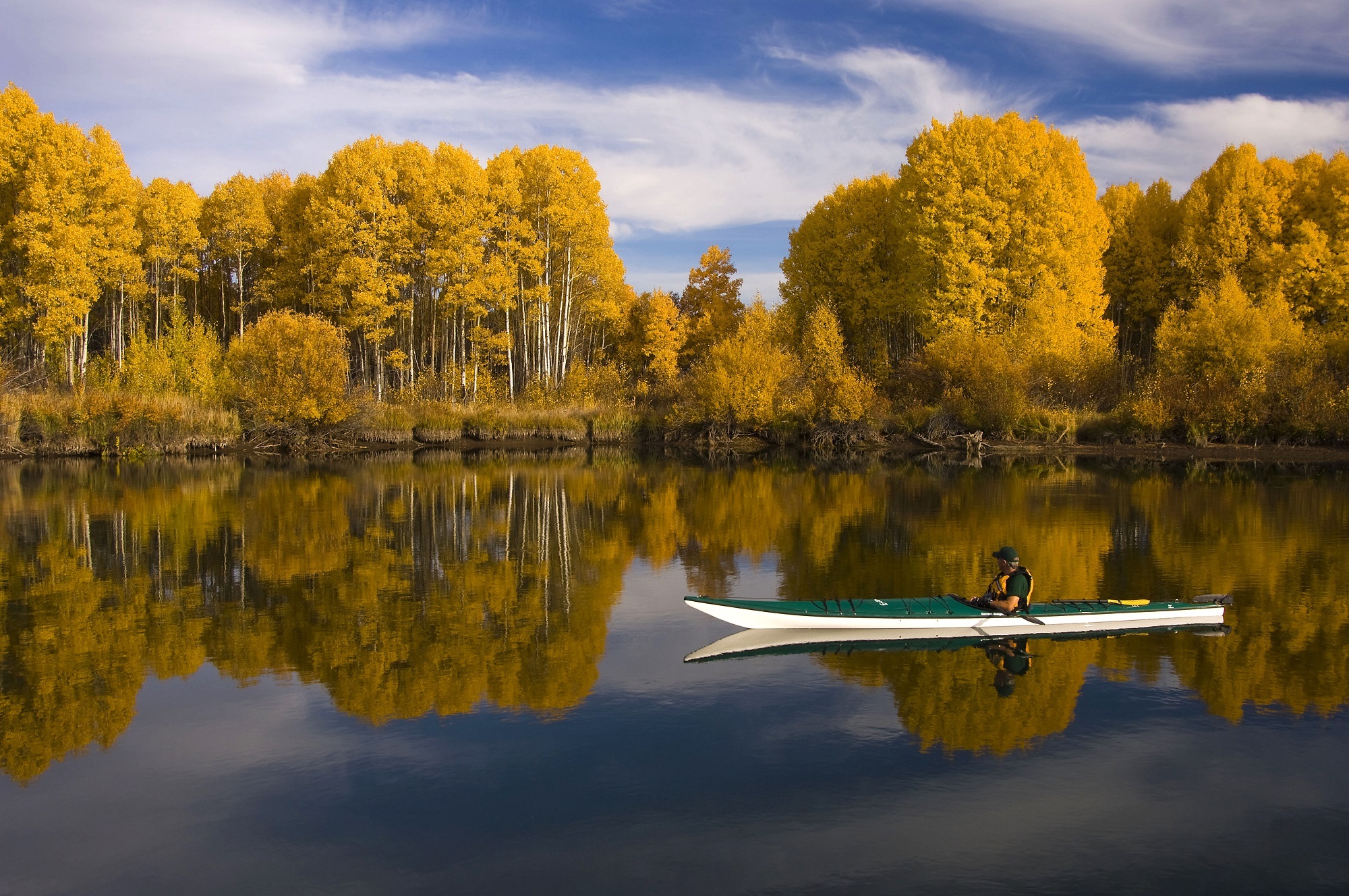 384869 descargar fondo de pantalla fotografía, lago, barco, otoño, kayac, naturaleza, reflejo, árbol, lagos: protectores de pantalla e imágenes gratis