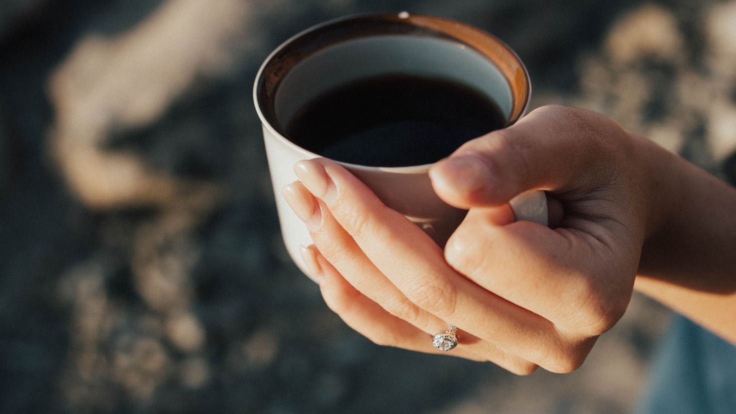 Фото кружка кофе в руках девушки реальное