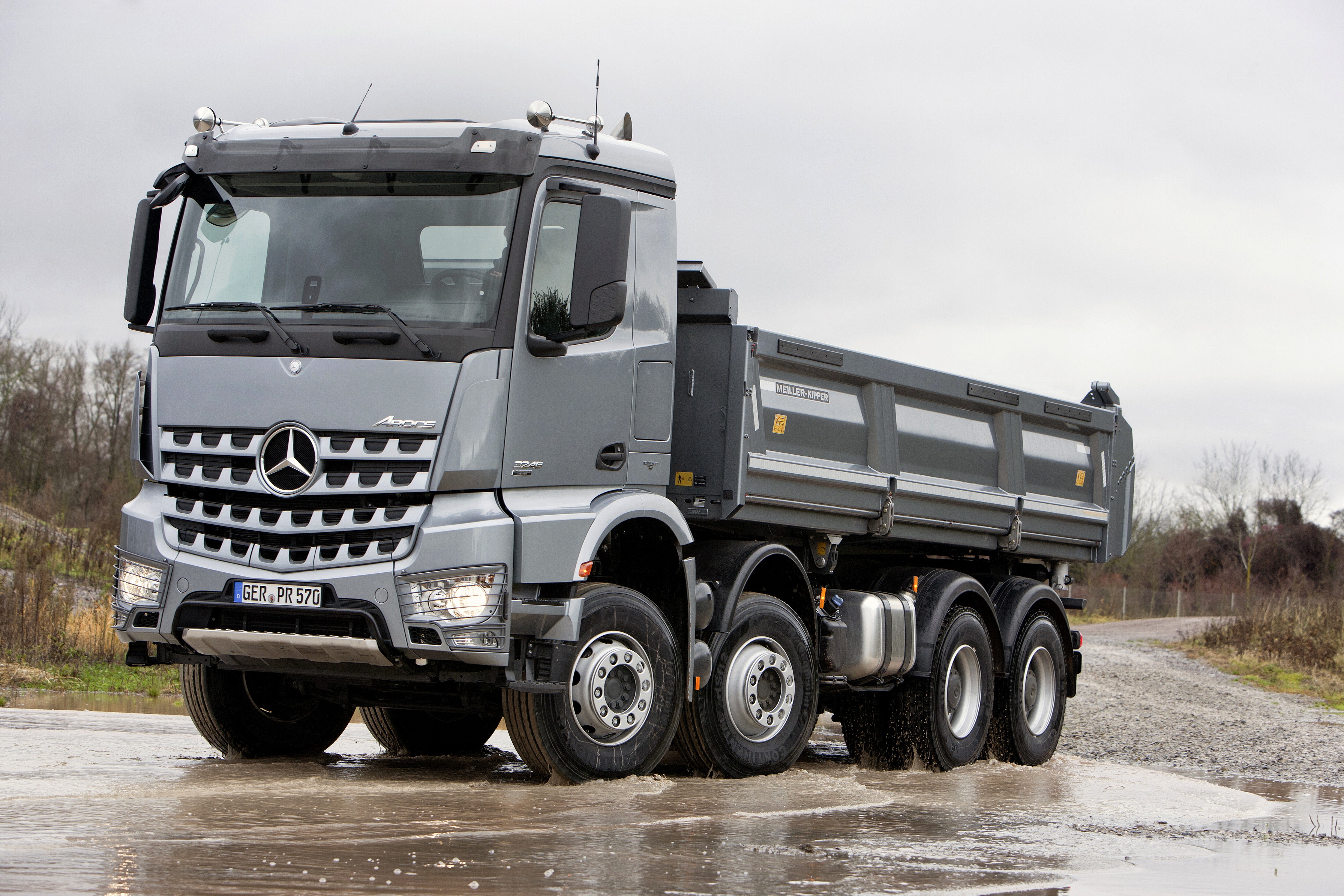 Мерседес самосвал. Mercedes-Benz Arocs самосвал. Mercedes-Benz Arocs 3245. Новый самосвал Мерседес Арокс. Mercedes Benz Arocs тягач.