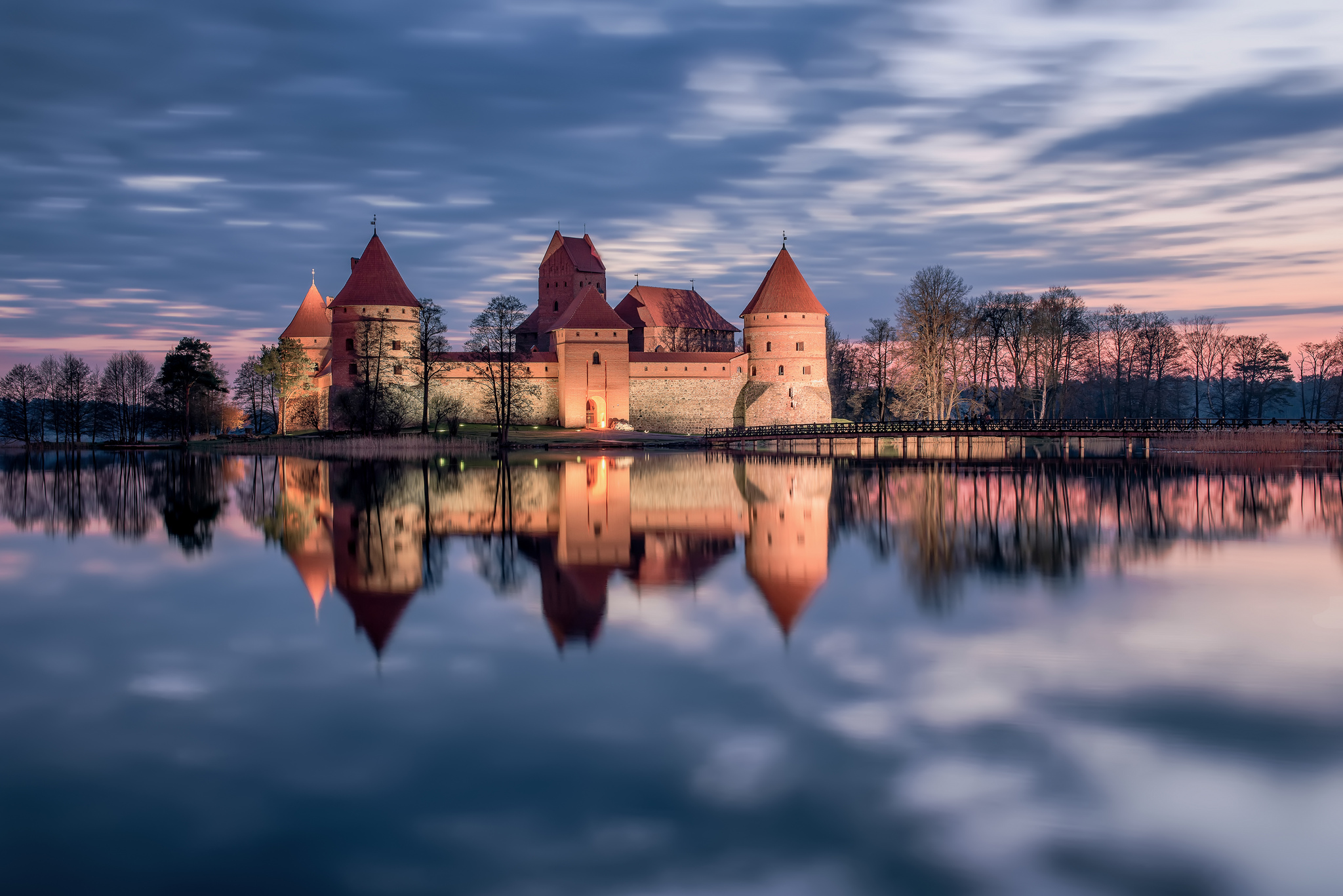 366980 baixar imagens feito pelo homem, castelo da ilha de trakai, castelo, lago, lituânia, reflecção, pôr do sol, castelos - papéis de parede e protetores de tela gratuitamente