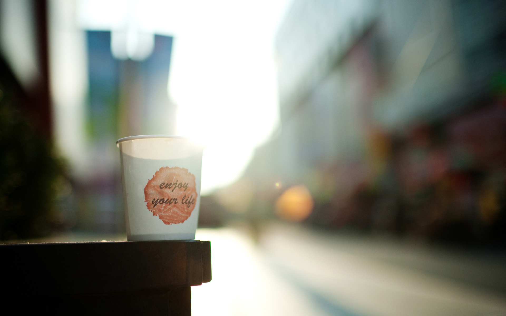 Стакан кофе на фоне города