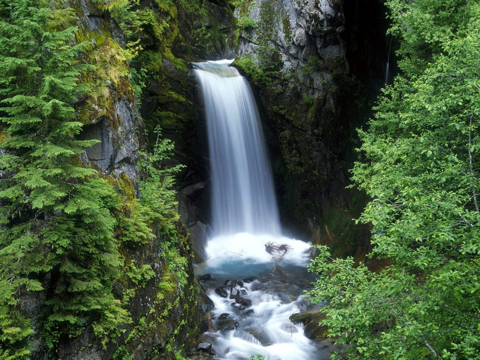 Водопады Telaga tujuh