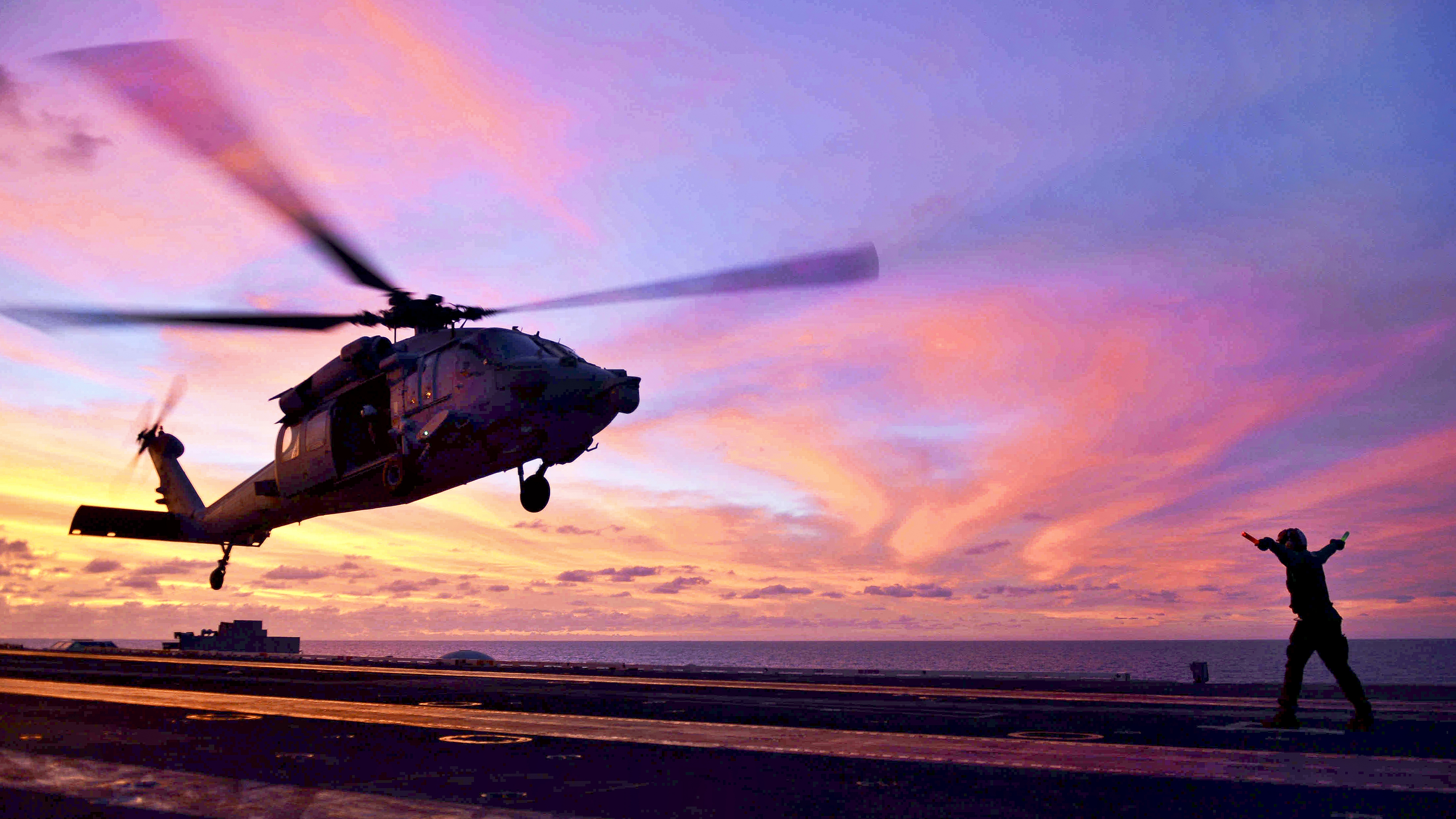 Мозг вертолет. Sikorsky sh-60 Seahawk. Вертолет ми-8 МЧС. Вертолет Блэк Хоук на закате. Военный вертолет в небе.