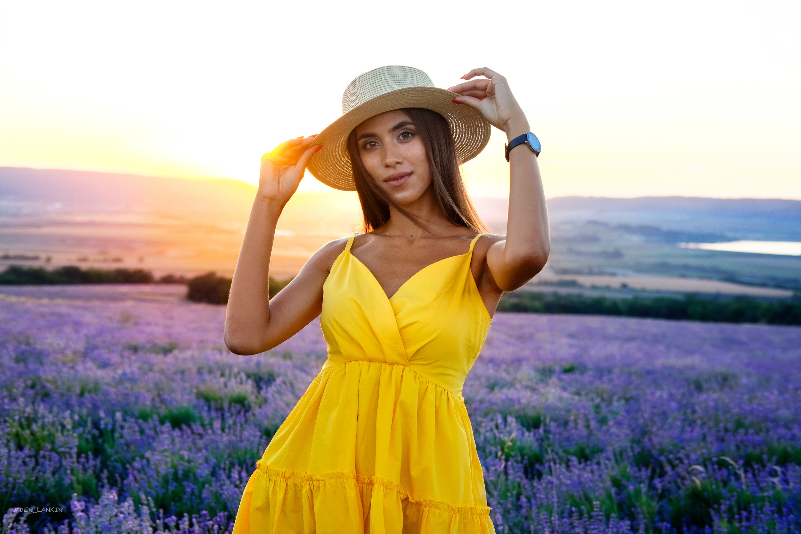 Девушка в желтом платье и шляпе