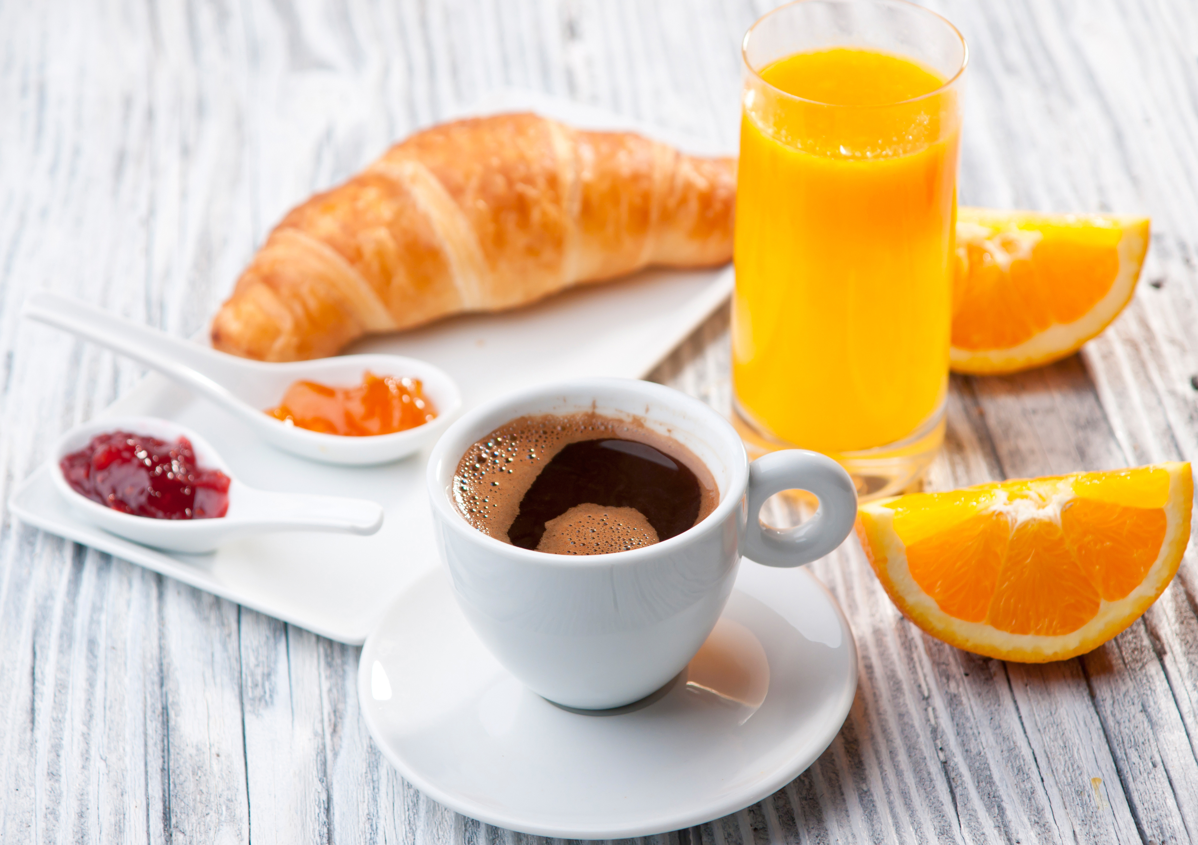 Вода соки кофе. Завтрак с апельсиновым соком. Апельсиновый сок и круассаны. Апельсиновый сок с круассанами на завтрак. Завтрак с кофе.