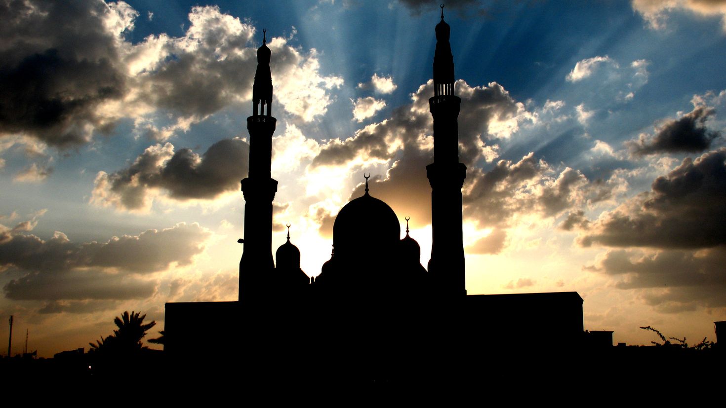 Мечеть на фоне неба