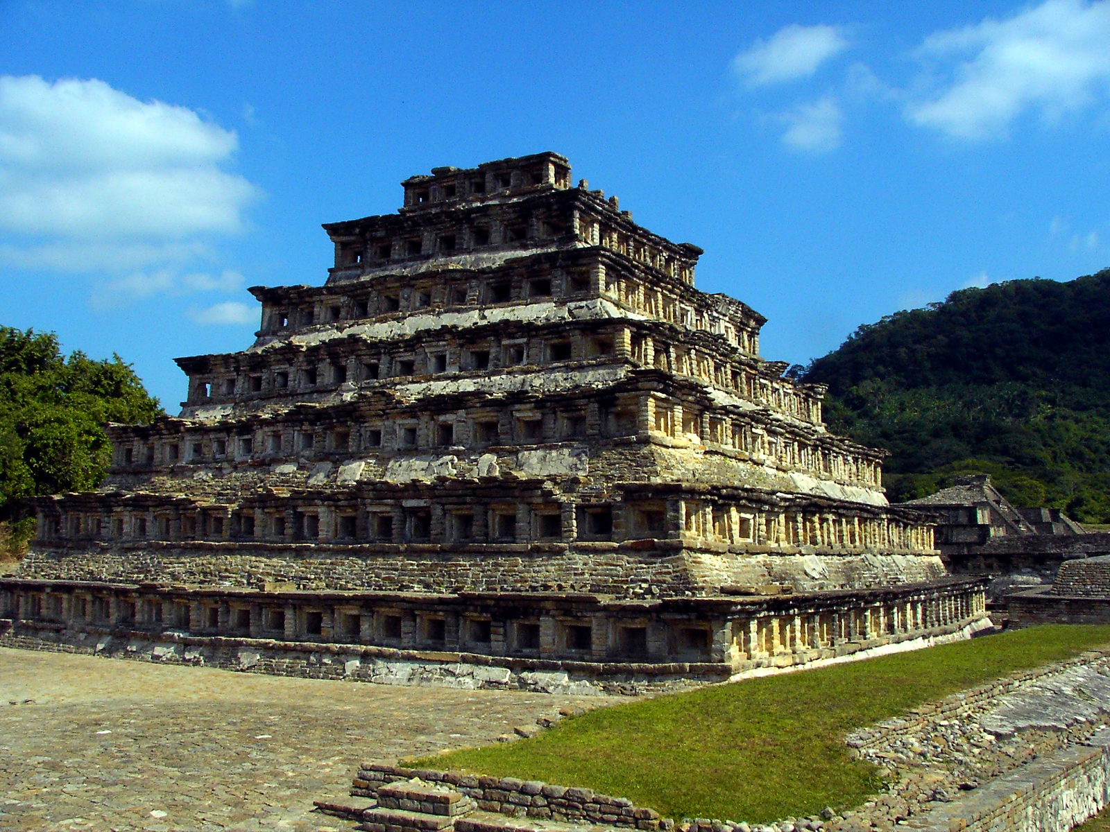 Кроме пирамид храмов и дворцов. Пирамида Эль Тахин. Эль Тахин Мексика. Эль Тахин святилище. Большая пирамида Чолула (Мексика),.