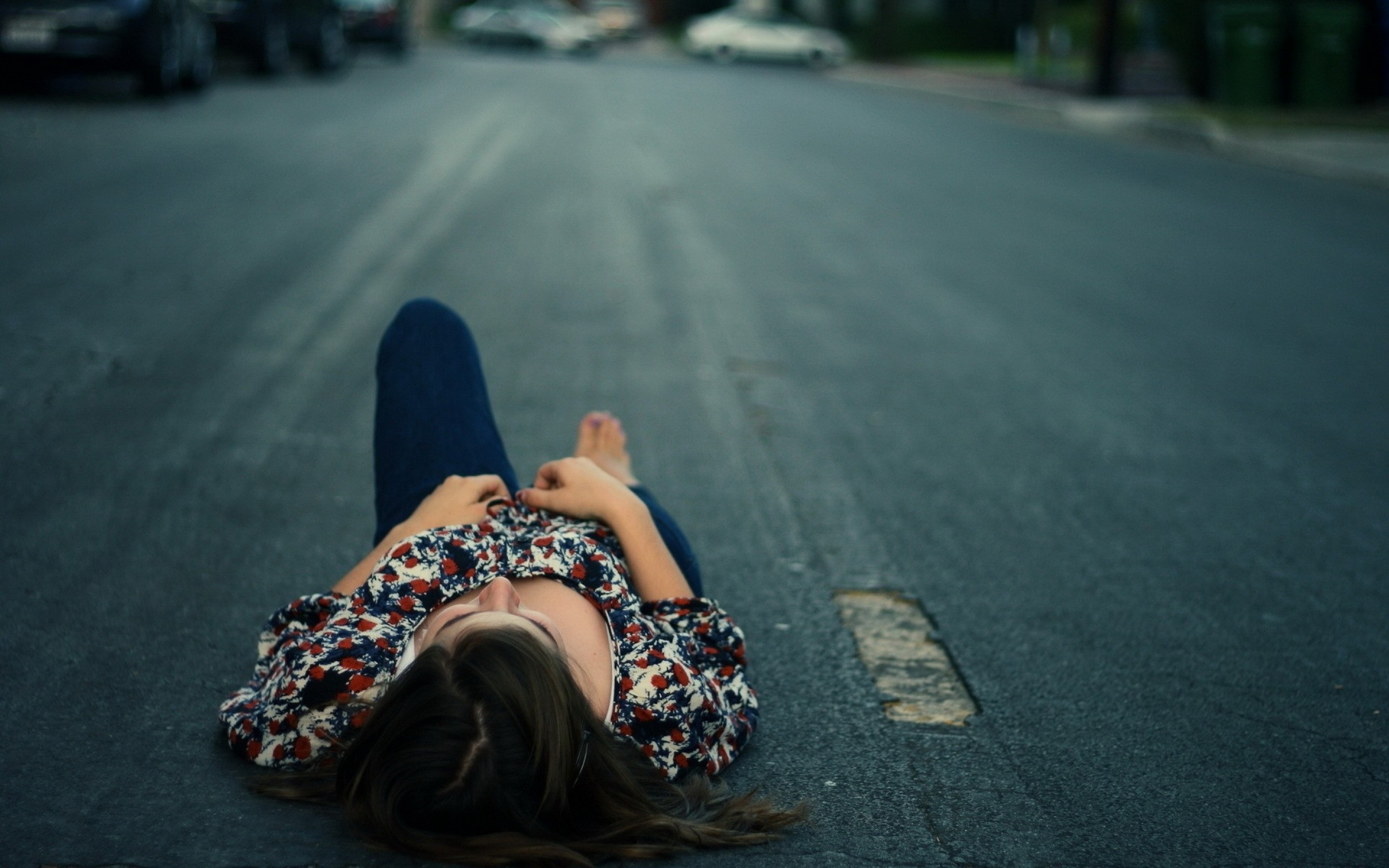 Дороги без женщин. Фотосессия на дороге. Девушка лежит на дороге. Девушка лежит.