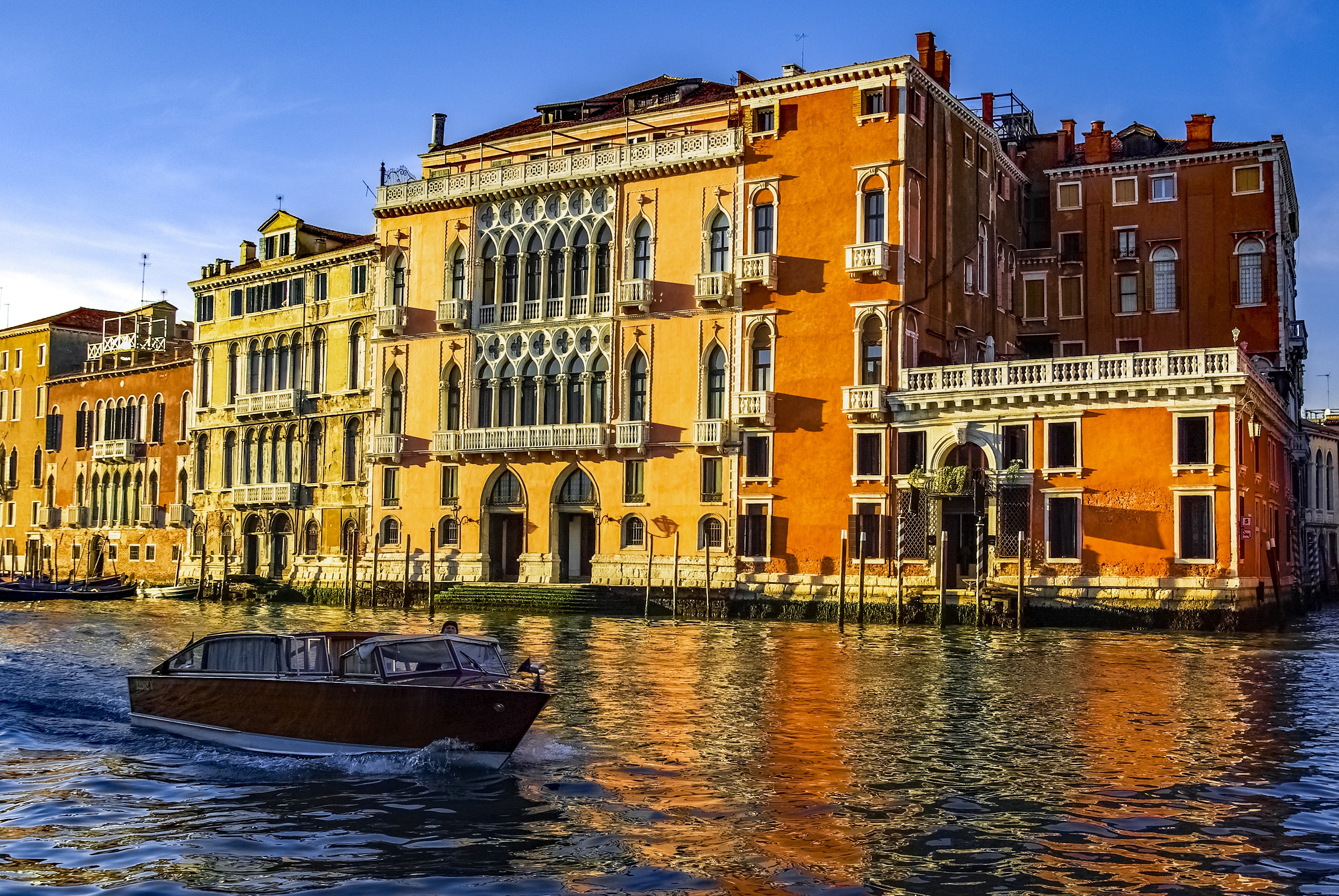 Téléchargez des papiers peints mobile Villes, Un Bateau, Canal, Bateau, Italie, Venise gratuitement.