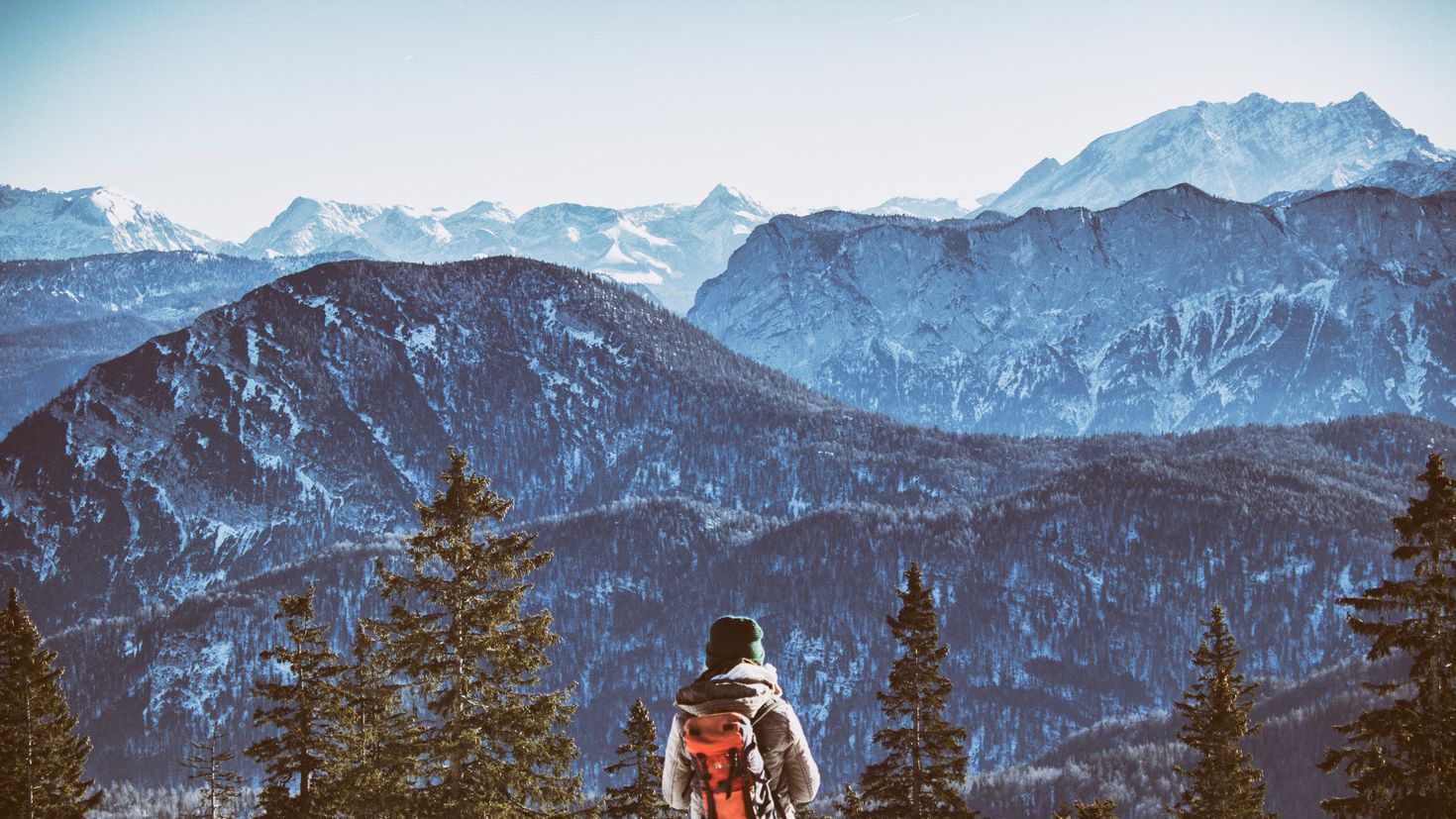 She to the mountains. Поход в горы. Горы туризм. Путешествие зимой. Туристы в горах зимой.