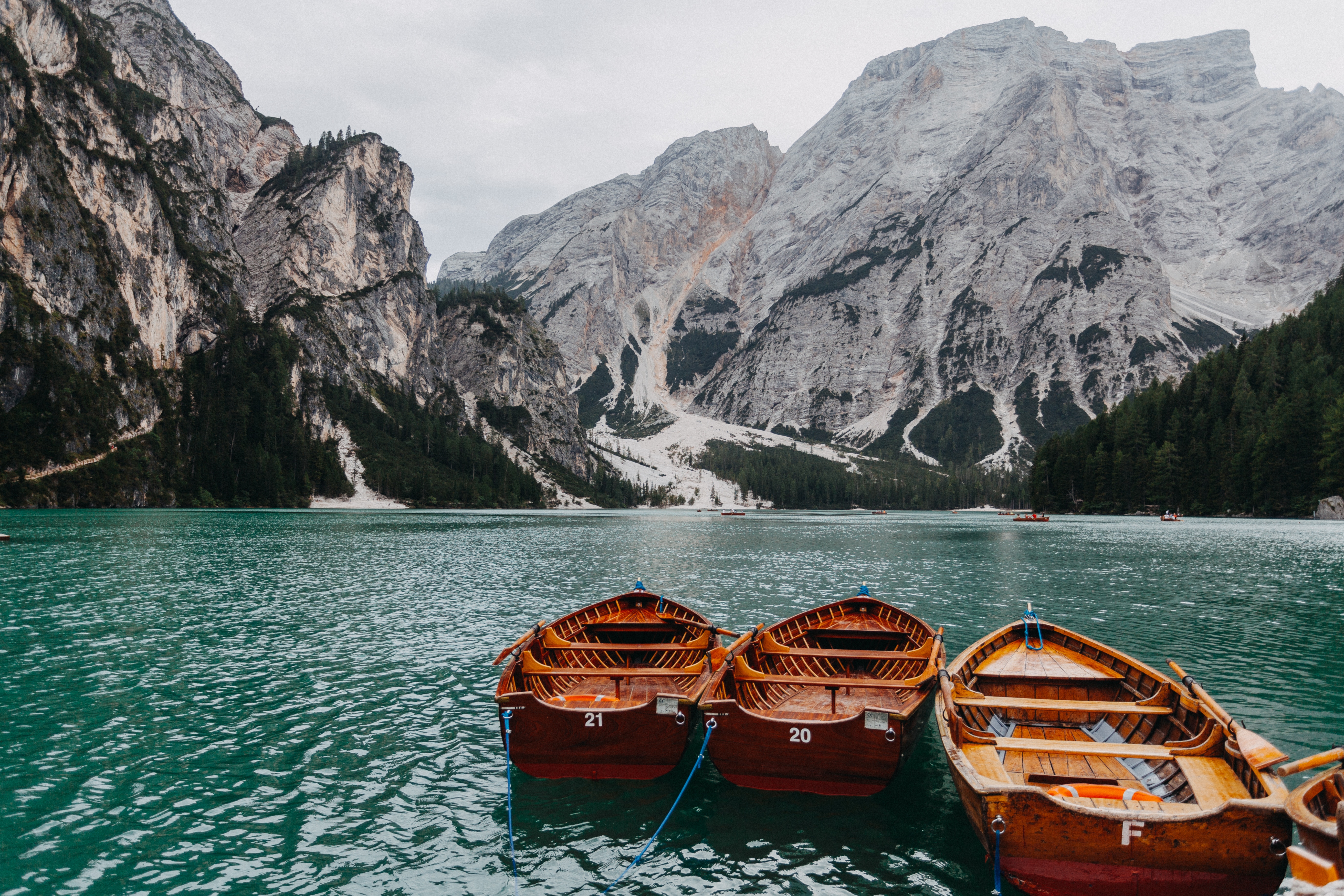 Laden Sie das Boote, See, Mountains, Natur-Bild kostenlos auf Ihren PC-Desktop herunter