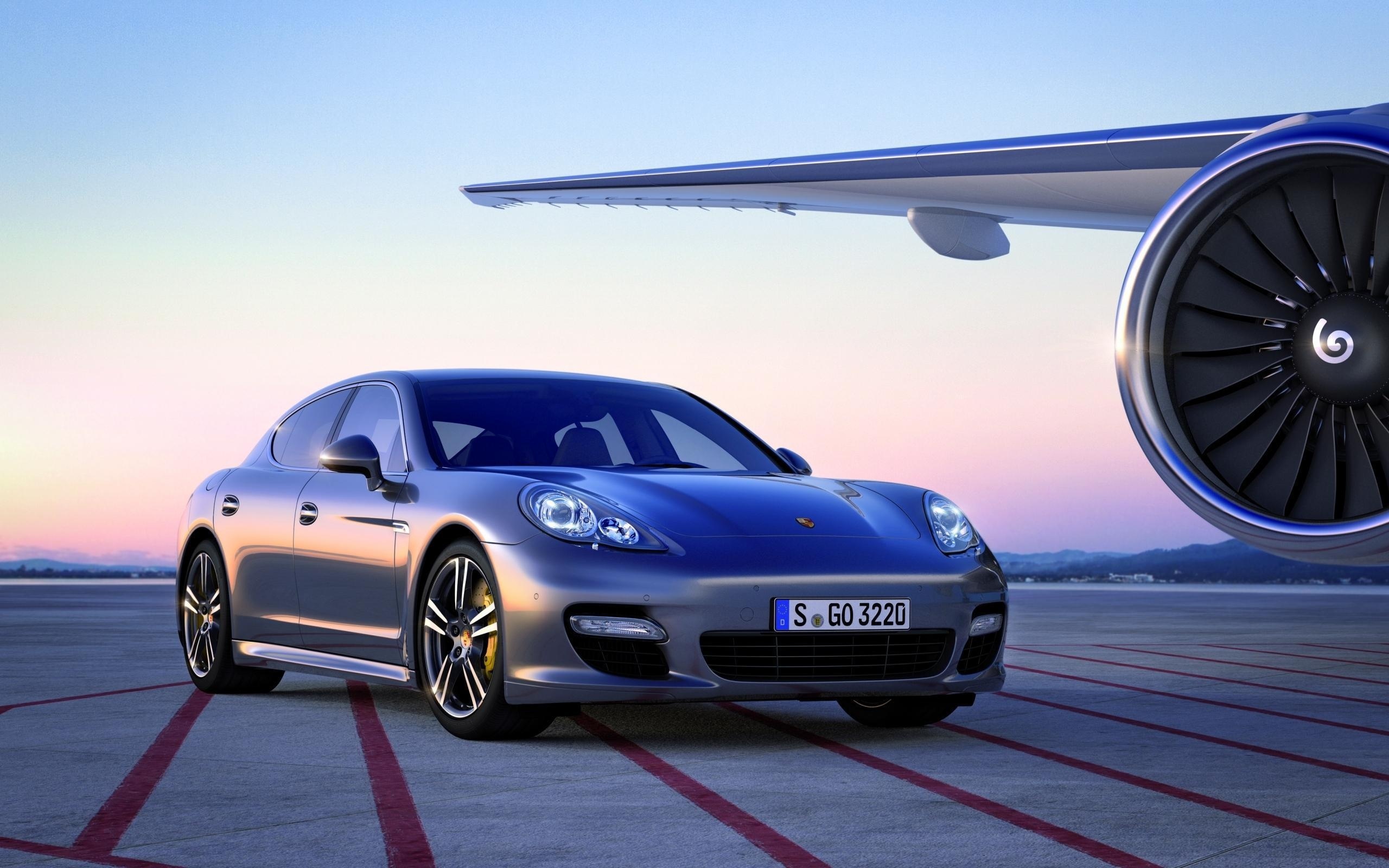 Porsche Panamera быстро едет