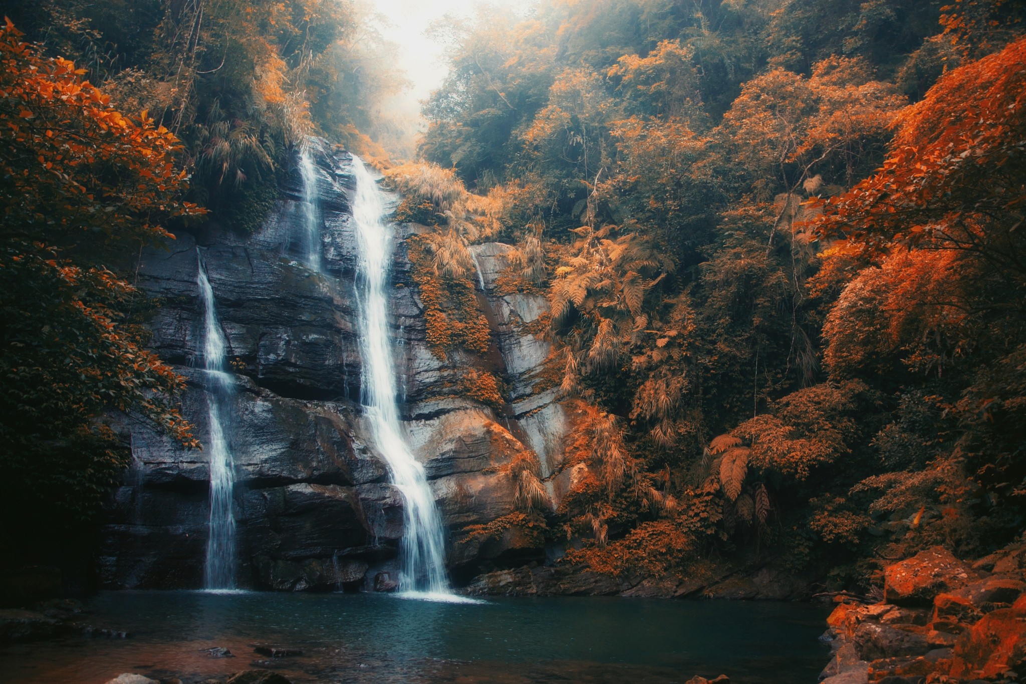 Горные водопады осенью
