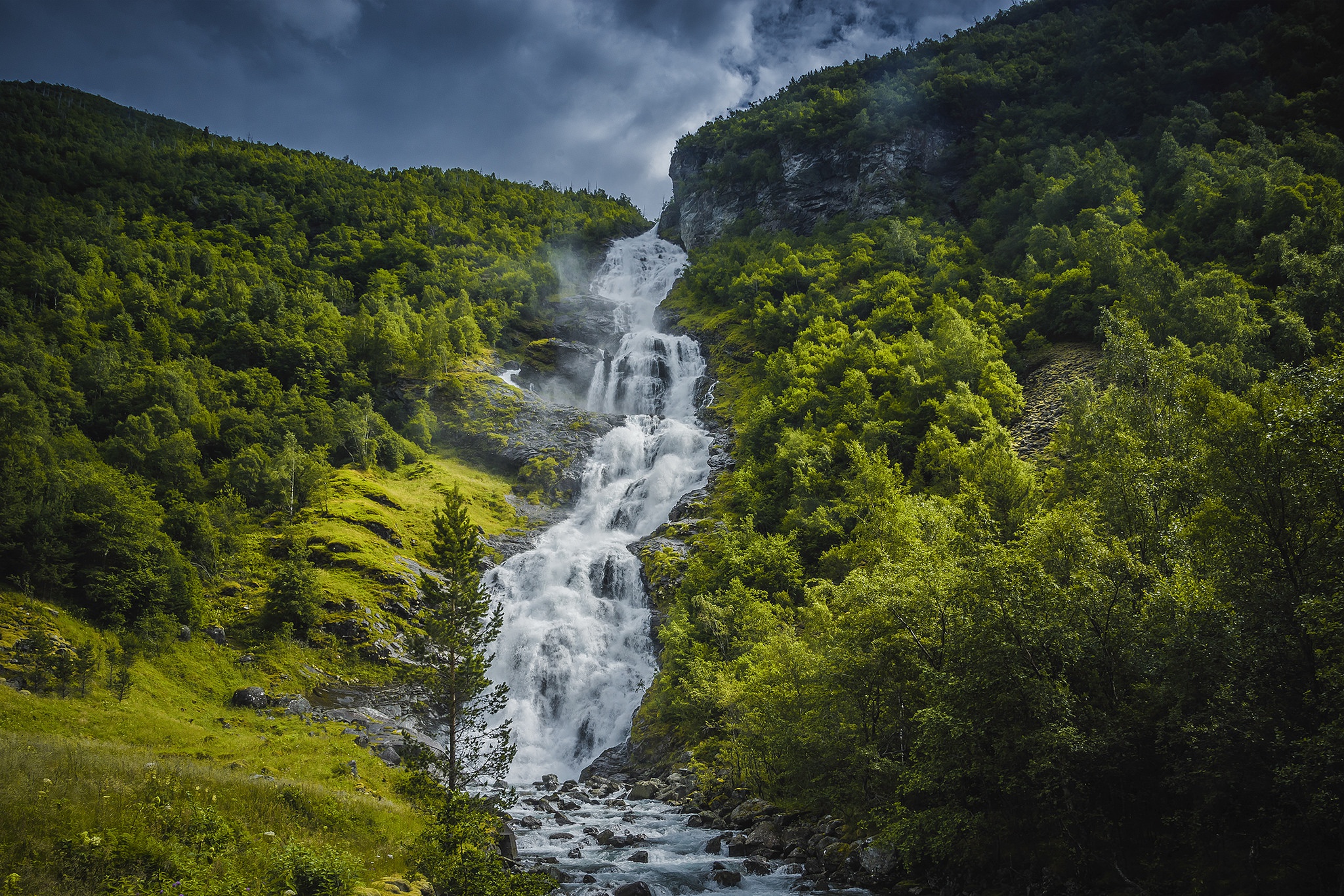 Вода на холме. Водопадный ручей Алтая. Водопад Кокколь. Норвегия водопад Хонефосс. Норвегия реки водопады.