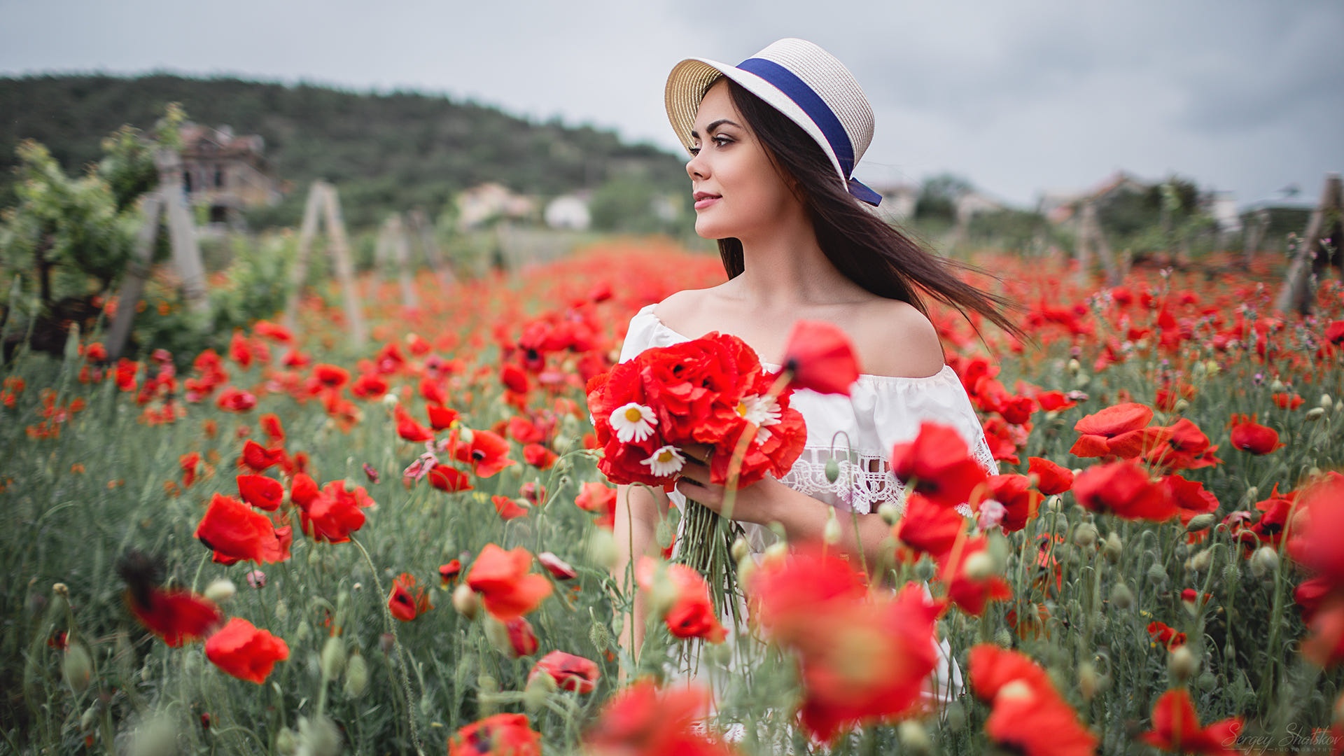 Фото женщины в поле с цветами