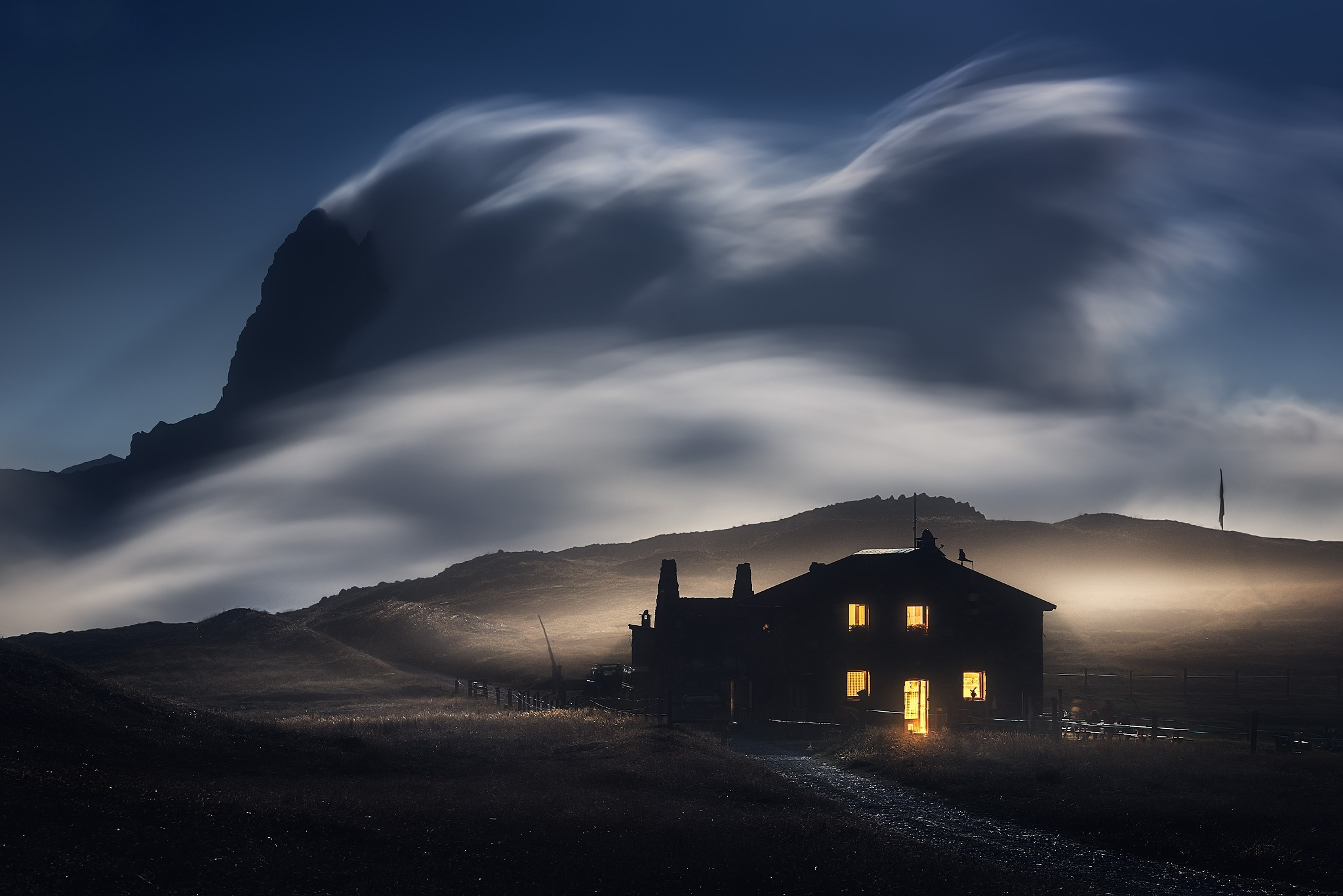 Дома над облаками. Ветер ночью. Одинокий дом ночью. Дом в горах ночью. Домик в горах ночью.