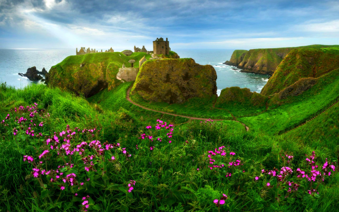 Scotland northern ireland. Кирримьюр Шотландия. Замок Данноттар Шотландия. Страткрой Шотландия. Замок Данноттар, Шотландия, Великобритания.