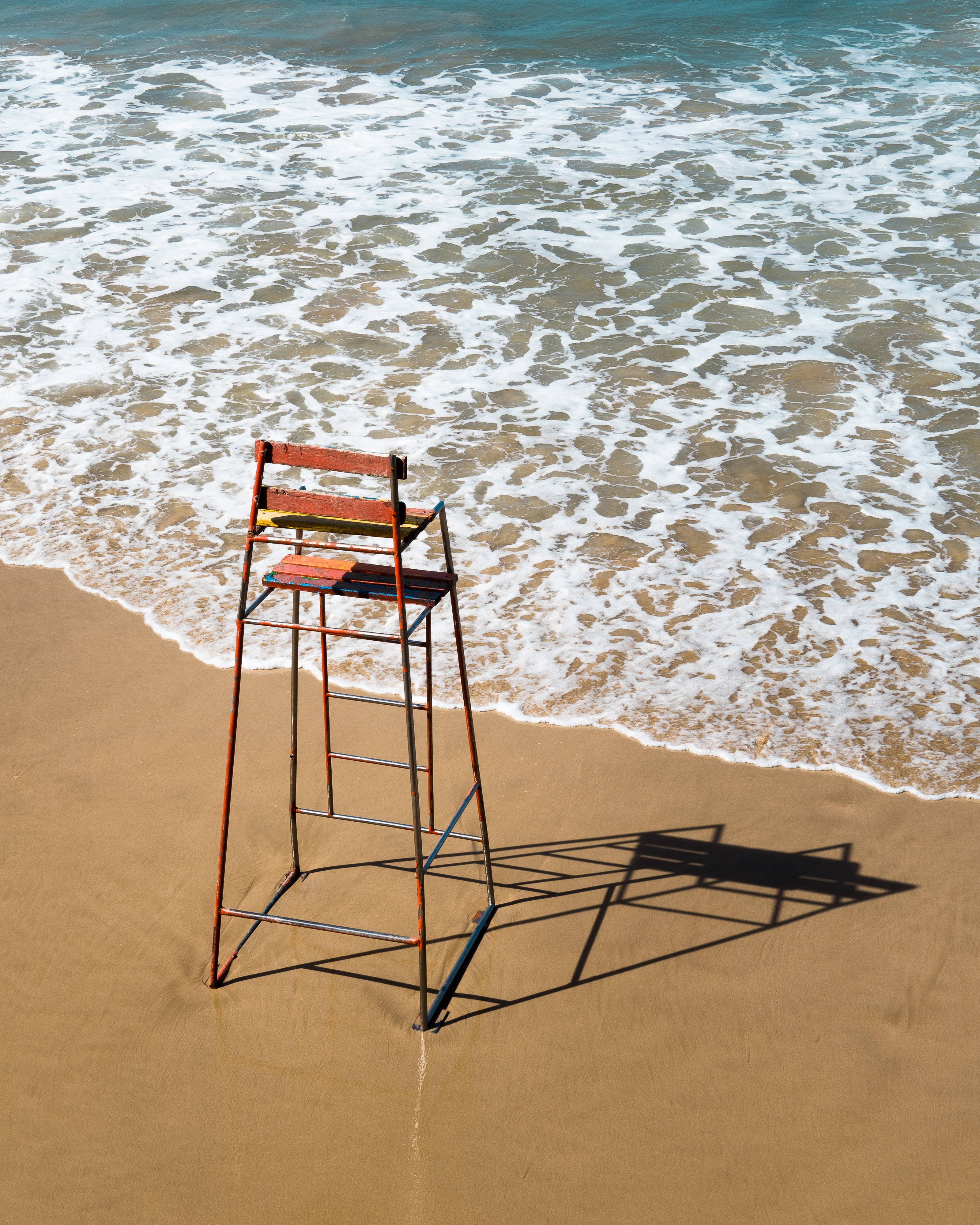 Скачать картинку Стул, Песок, Море, Вода, Разное, Пляж в телефон бесплатно.