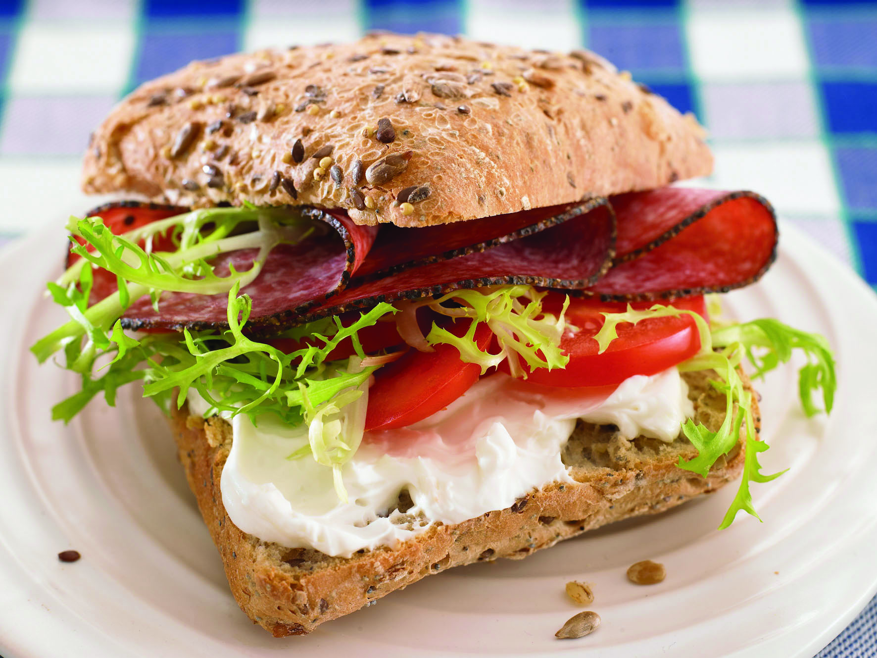 720148 Hintergrundbild herunterladen nahrungsmittel, sandwich, brötchen, mittagessen, mayonnaise, salami - Bildschirmschoner und Bilder kostenlos